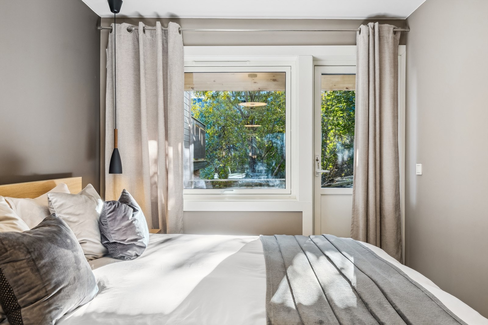 Hovedsoverommet har i tillegg direkte utgang til hagen. Galleribilde