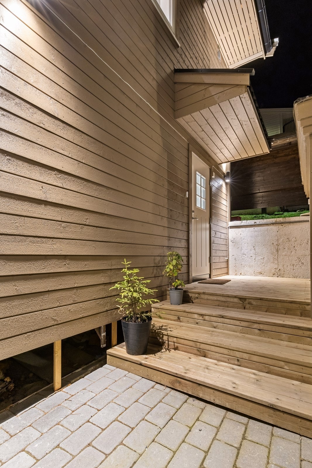 Utvendig er det i 2023 blitt byttet kledning, etterisolert, byttet vindu og dører. Så her er det bare å flytte rett inn. Galleribilde