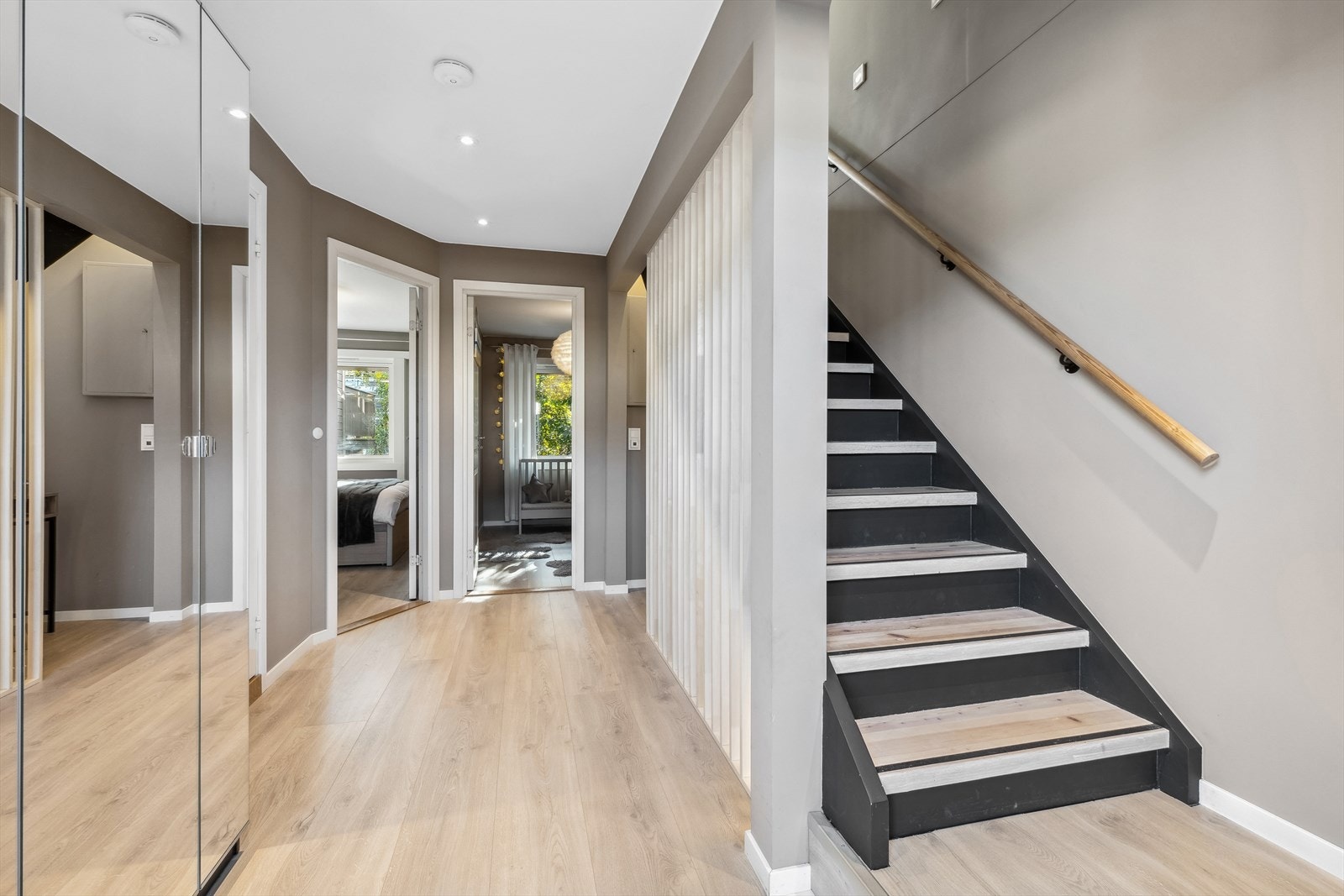 Gangen leder deg opp i boligen eller inn til soverom og badet. Galleribilde