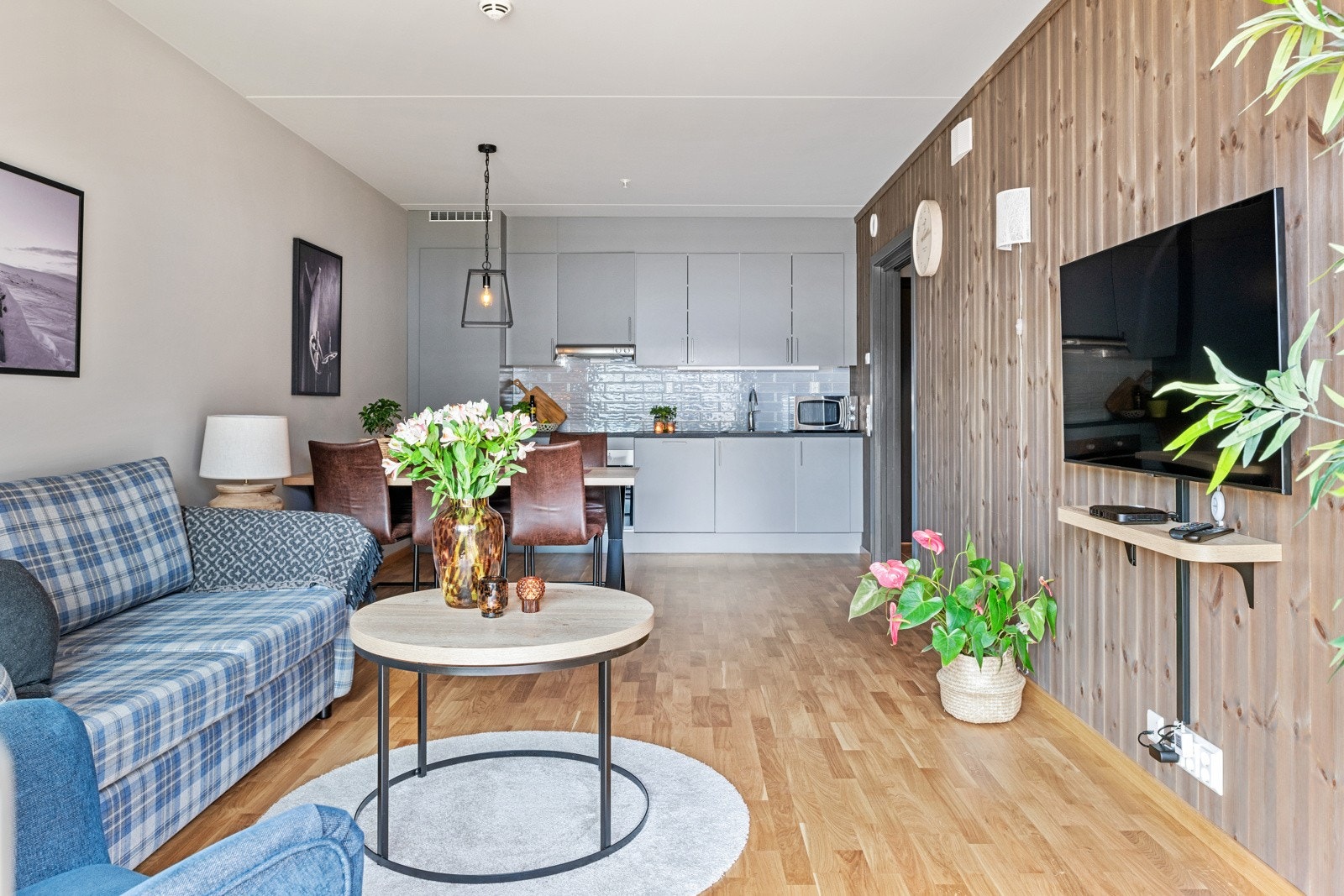 Stua er innredet med en spisegruppe, sovesofa og stol. Galleribilde