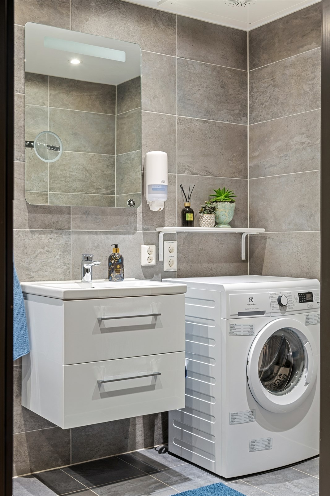 Leiligheten har et pent og romslig, flislagt bad. Galleribilde