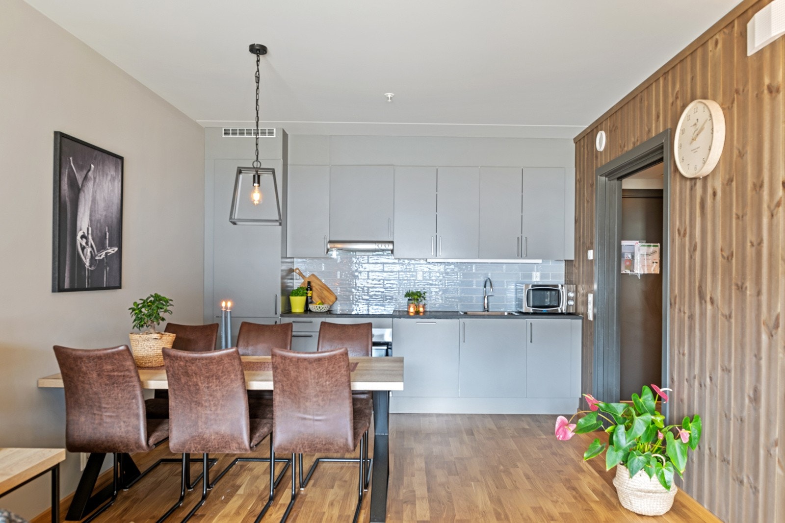 Kjøkkeninnredning med laminert benkeplate, over og underskap, opplegg for oppvaskmaskin, glatte fronter, fliser i benkerygg. Galleribilde