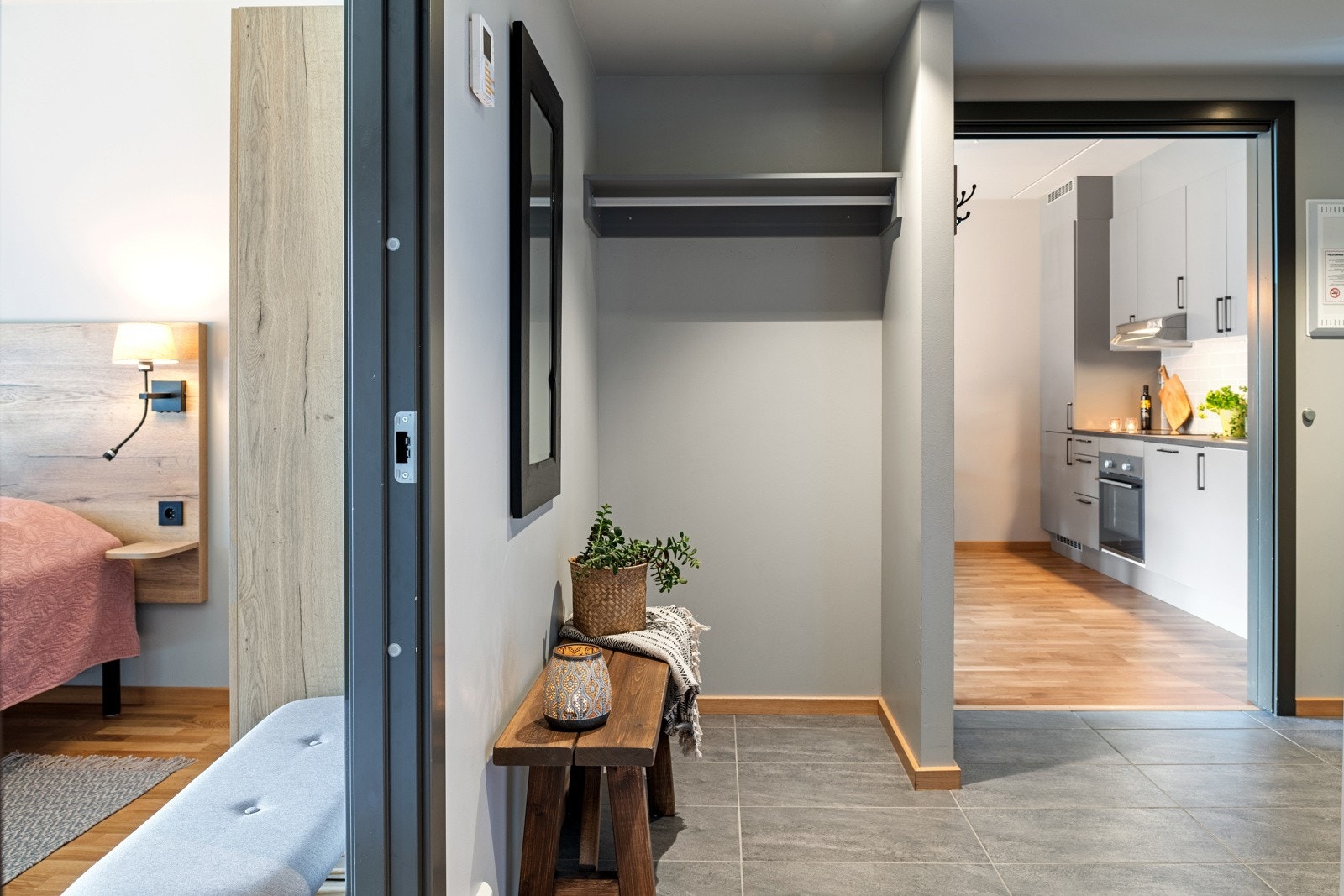 Leiligheten har flislagt gang med plass til omkledning og garderobe for jakker og sko. Galleribilde