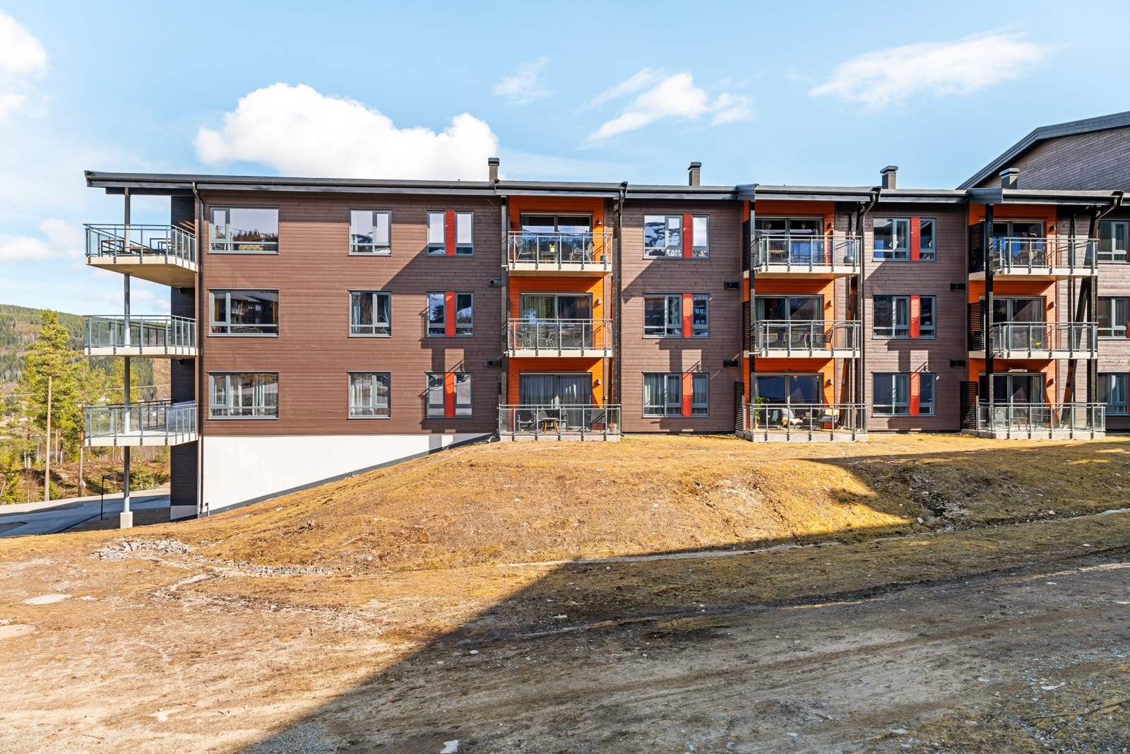 Leiligheten har fine kvaliteter som vannbåren varme, parkeringsplass med elbil-lader og stor bod i kjeller. Det er også felles rom i kjeller med egne skiskap, smørerom, sykkelvask og sykkelverksted. Galleribilde