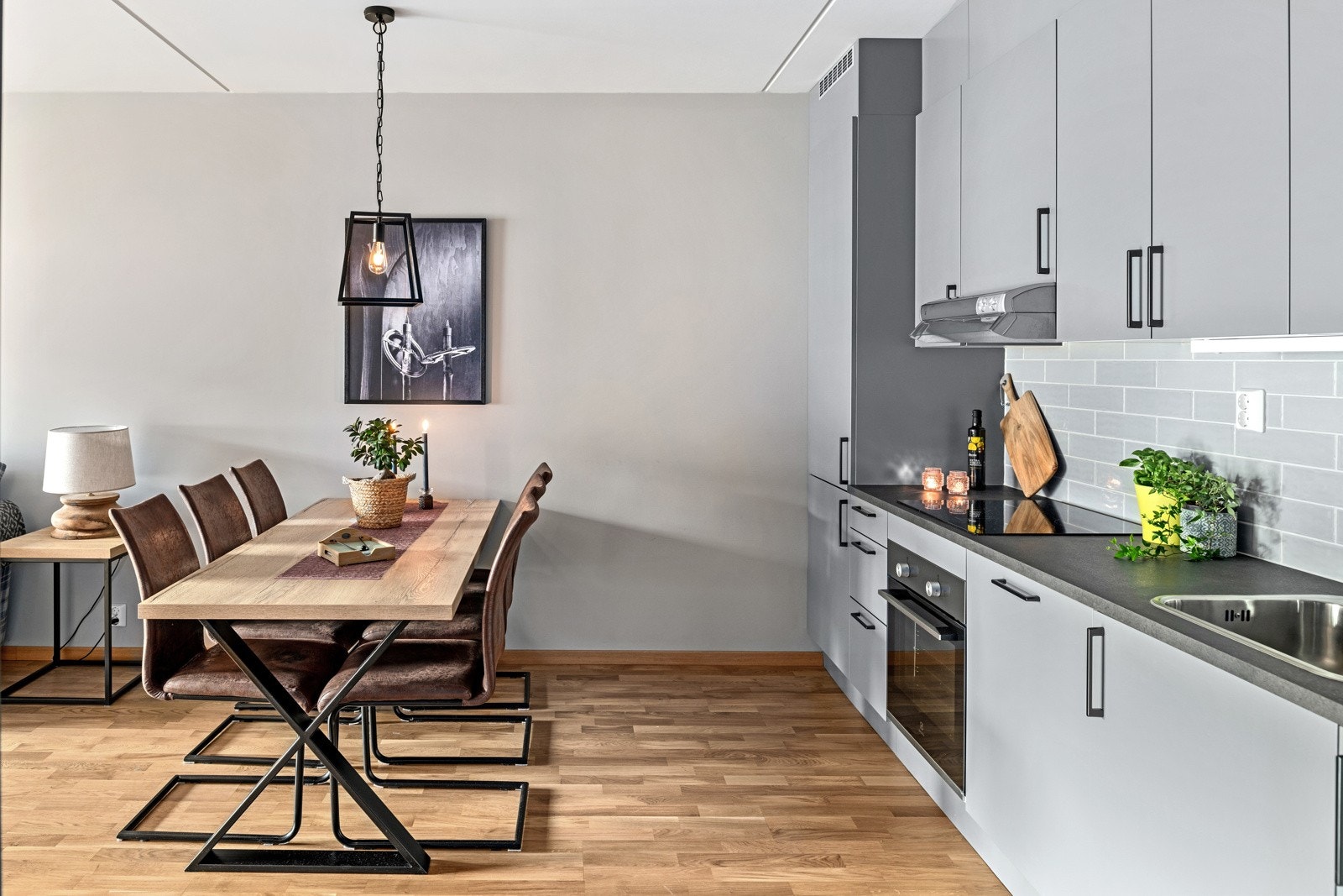 Integrert koketopp, oppvaskmaskin, stekeovn, kjøl og frys. Galleribilde