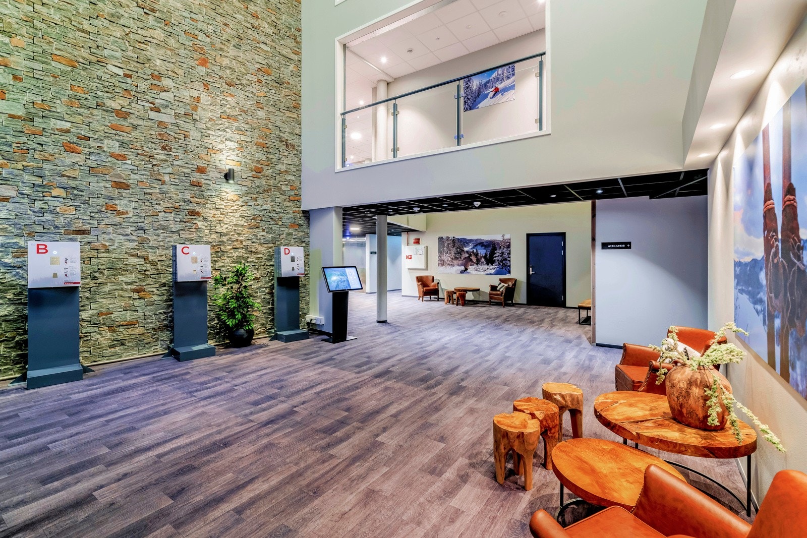 Felles inngangsparti via lobby og heisforbindelse med parkeringskjeller og øvrige etasjer. Galleribilde