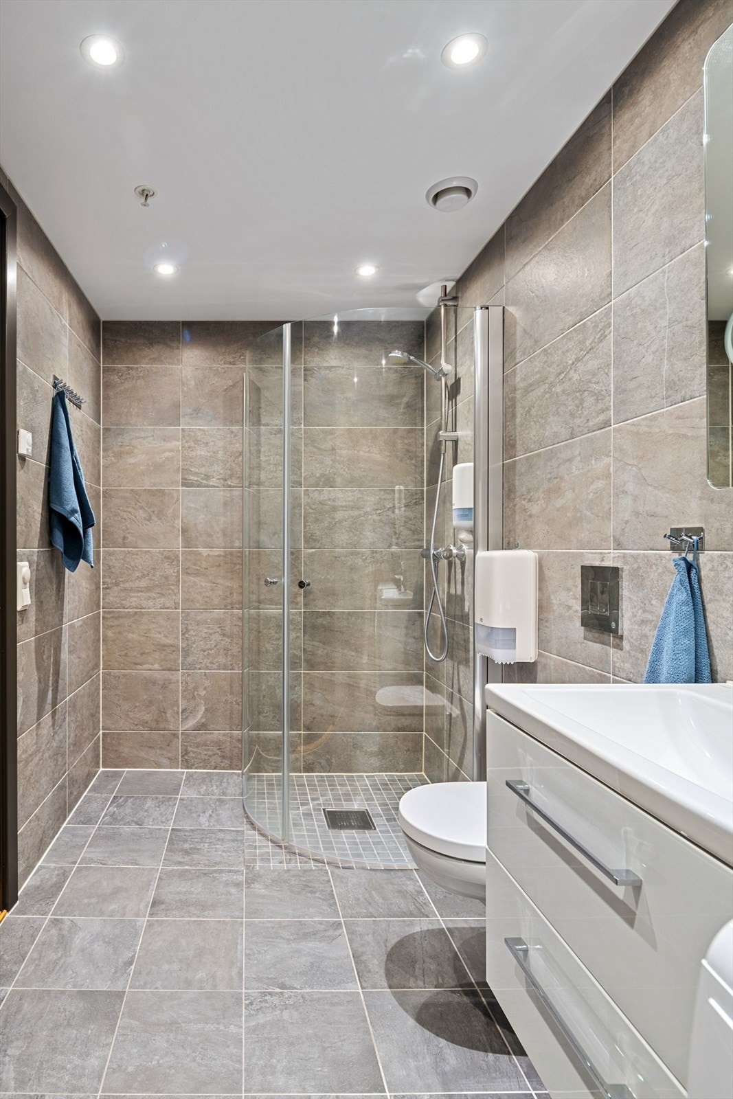 Dusjhjørne med innfellbare glassdørerer. Opplegg for vaskemaskin. Galleribilde