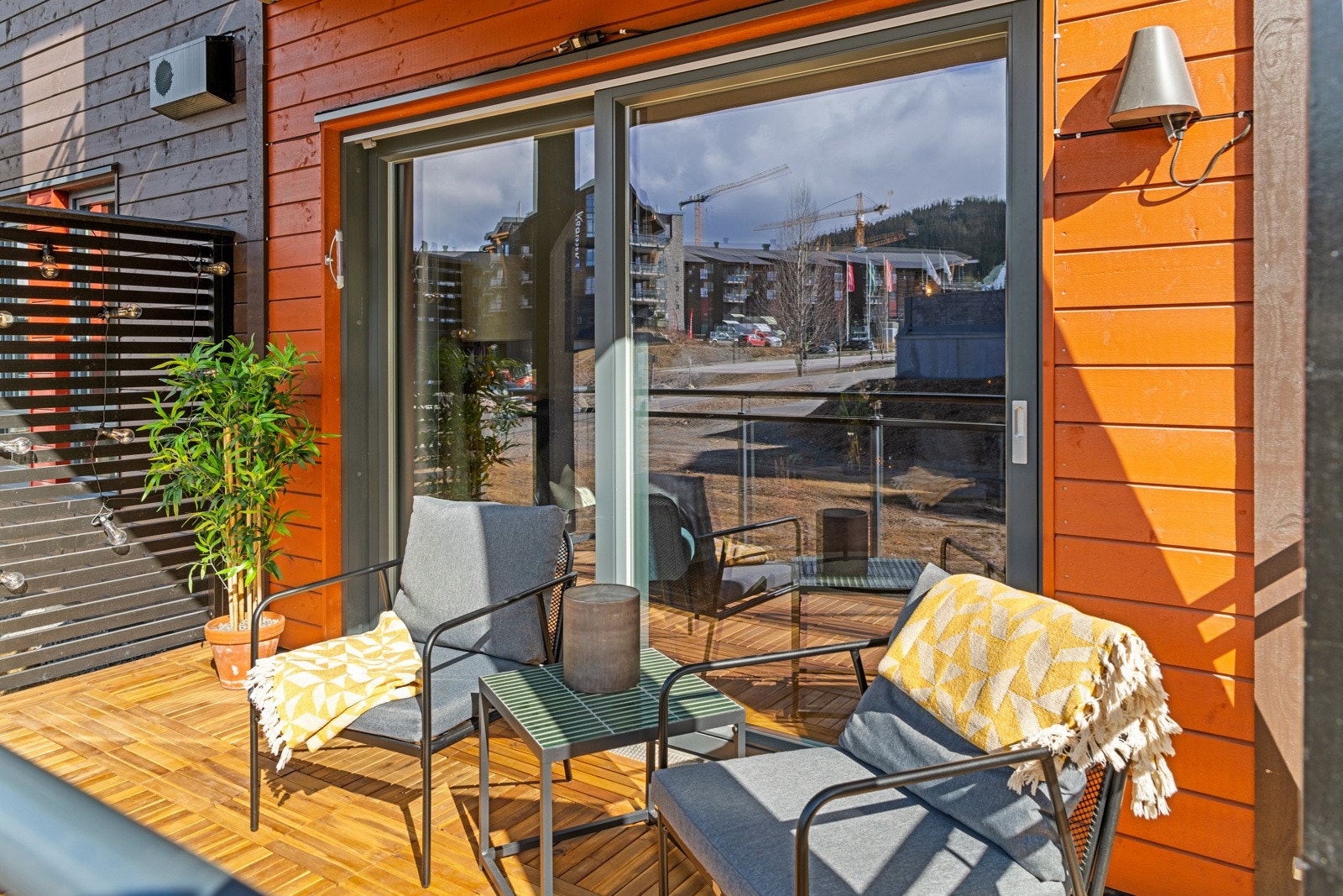 Vestvendt balkong med plass til utemøblement. Galleribilde