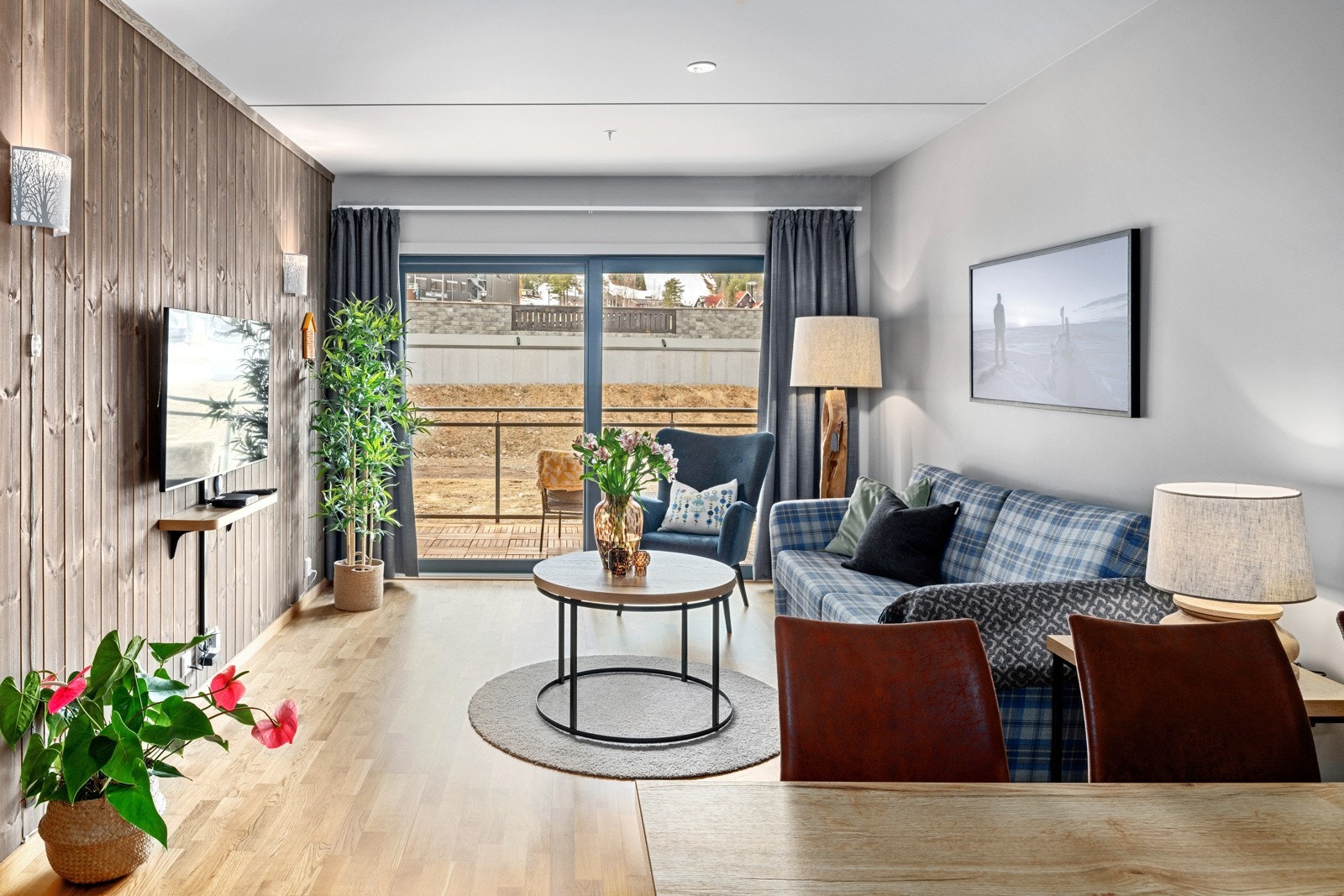 Åpen stue og kjøkkenløsning med store vinduer mot balkongen. Galleribilde