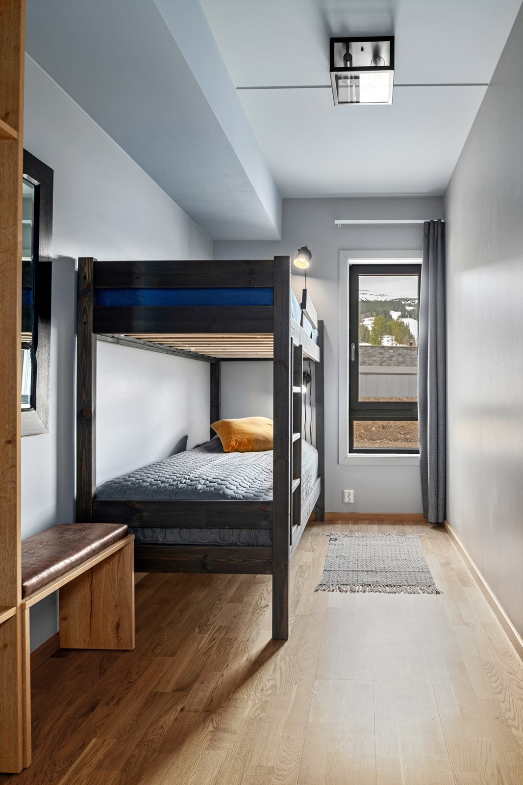 Det andre soverommet har familiekøyeseng og skapløsning. Det er tilsammen 6 sengeplasser i leiligheten med sovesofaen på stua. Galleribilde