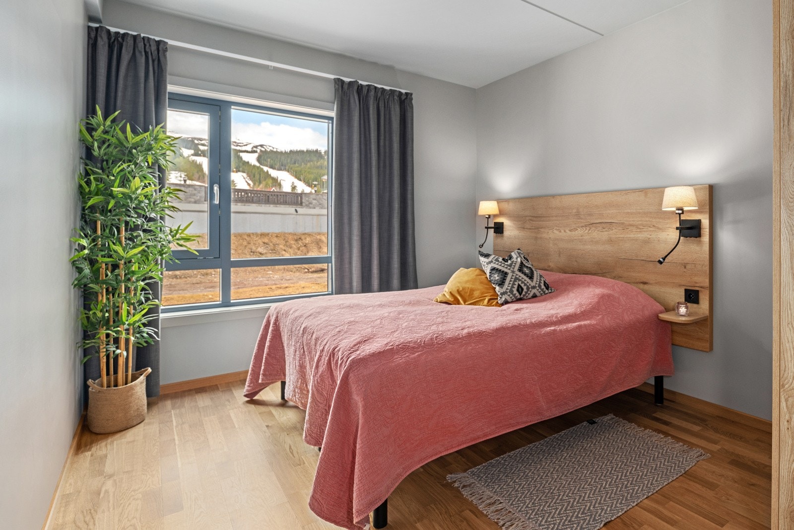 To soverom, hvor ett er innredet med dobbeltseng og skapløsning. Galleribilde