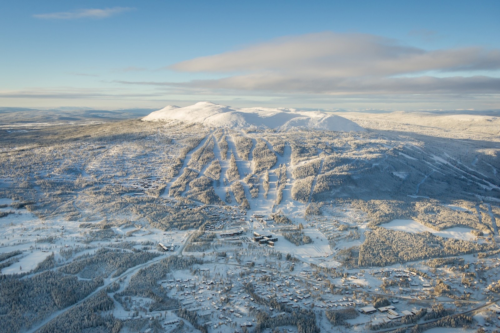 Trysilfjellet er en av Norges mest populære skidestinasjoner og har stor variasjon i skianlegget. Her finner du også langrennsløyper og utbygde barneområder som gjør Trysilfjellet meget familievennlig. Galleribilde