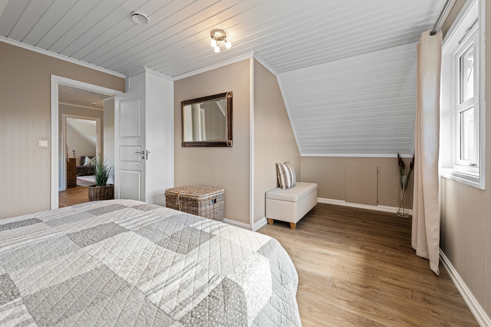 GOd plass til å lage et walk-in closet på hovedsoverommet Galleribilde