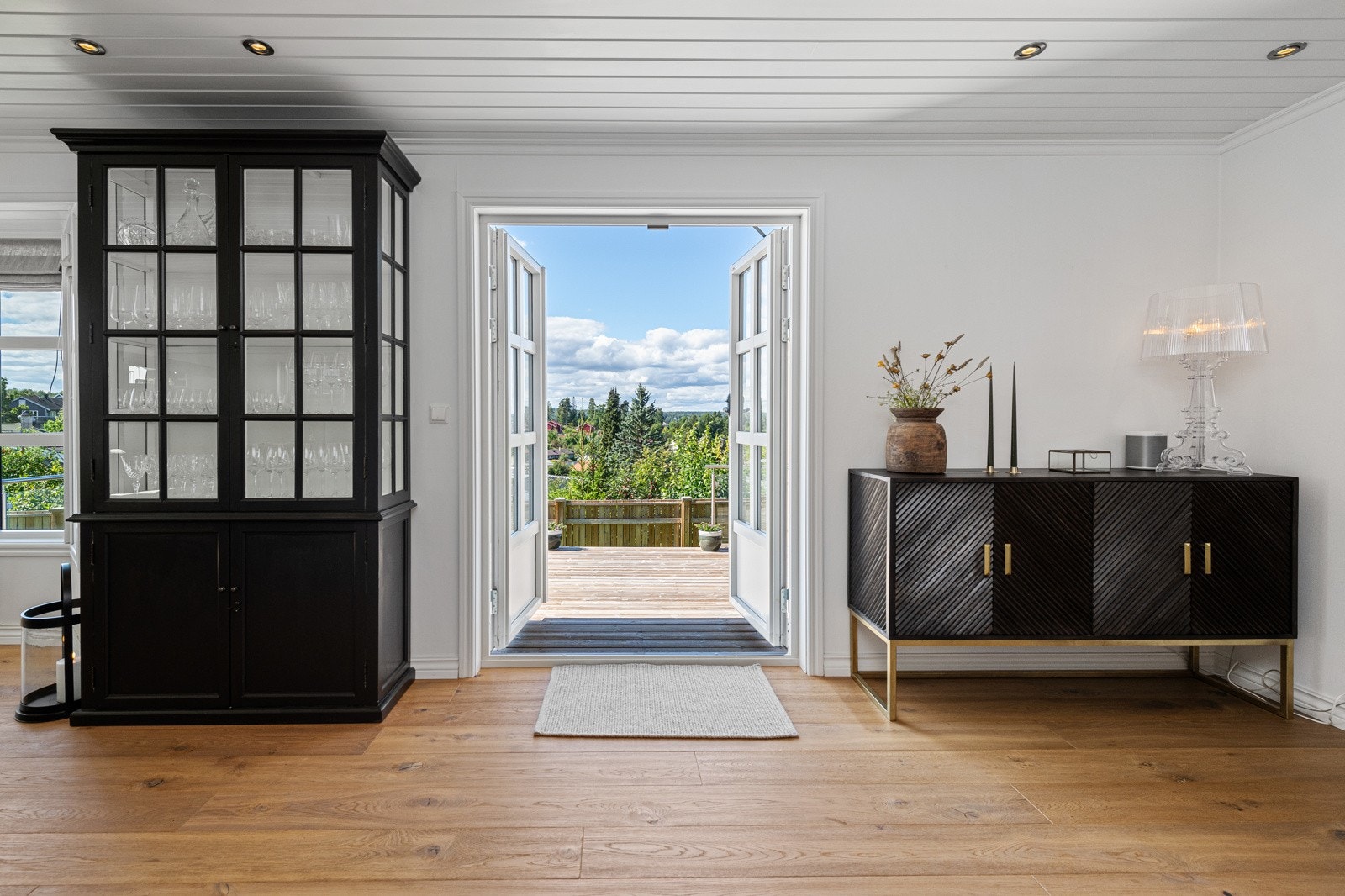 Utgang fra stuen til en stor om romslig terrasse Galleribilde