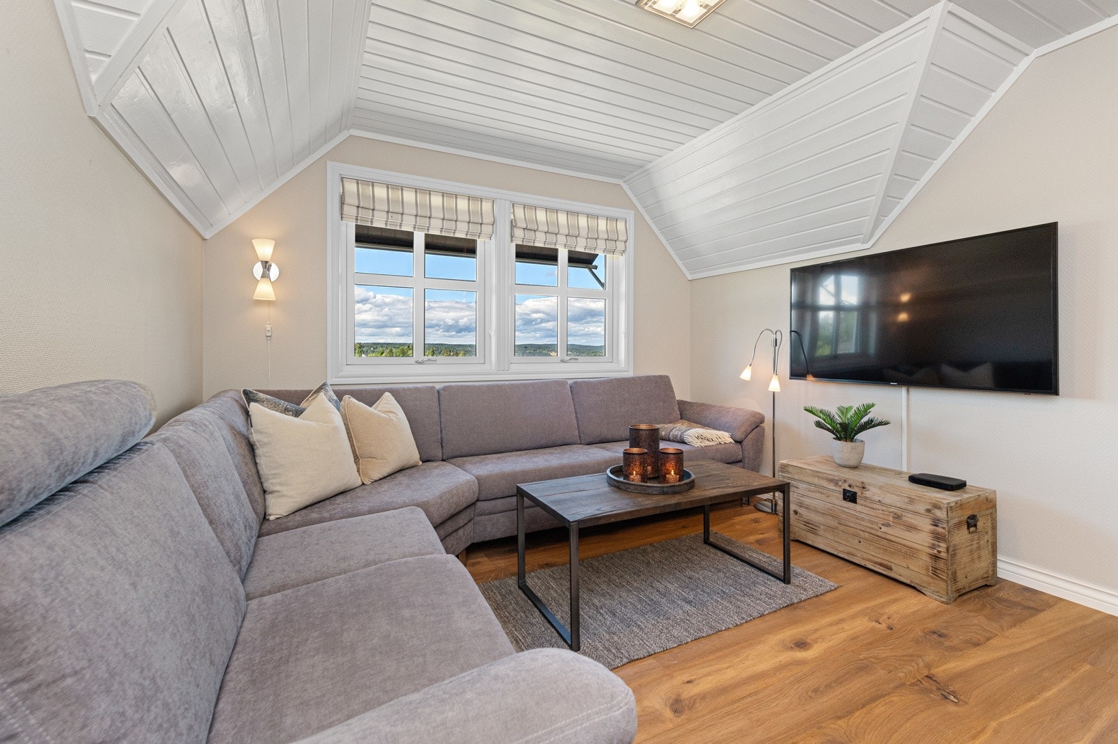 Flott ''bonusrom'' med plass til TV, sofa, mm Galleribilde
