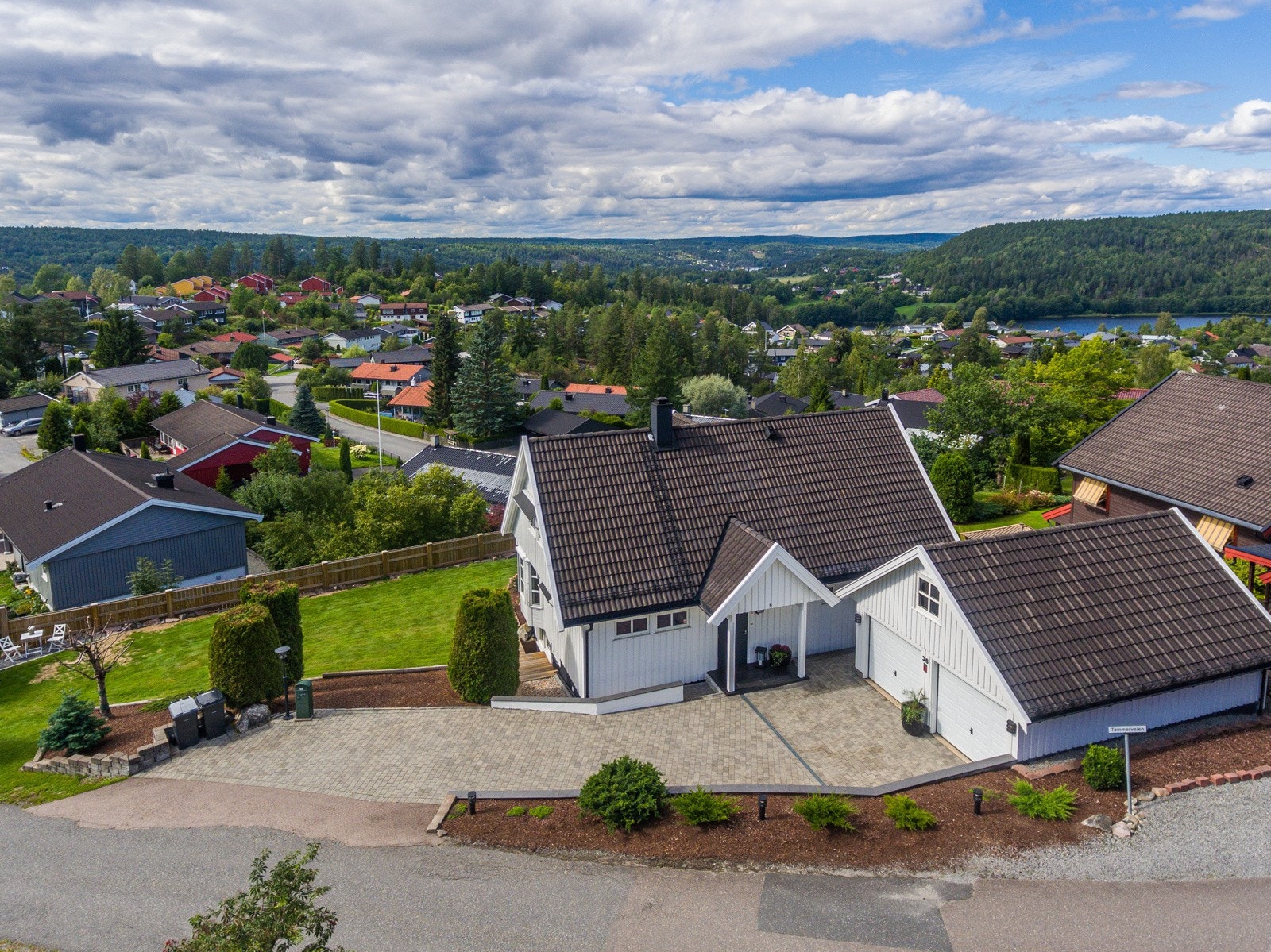 Høyt og fritt med flott utsikt og meget gode solforhold Galleribilde