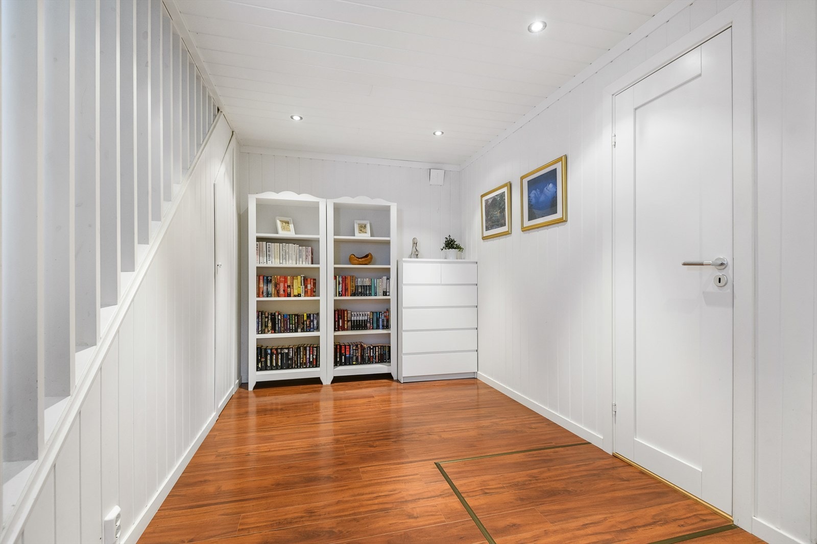 Romslig kjellerstue med flere bruksmuligheter. Galleribilde