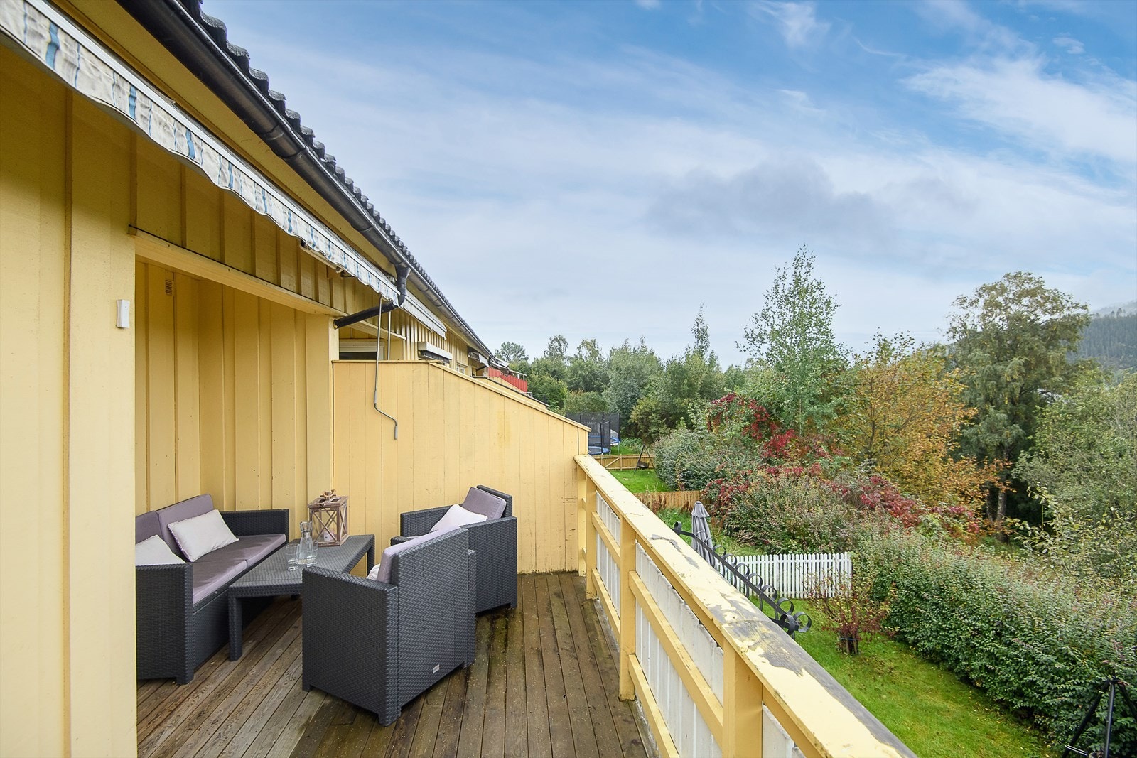 Verandaen har levegg mot nabo. Galleribilde