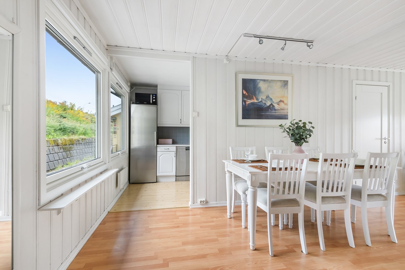 Halvåpen løsning inn til kjøkkenet. Galleribilde