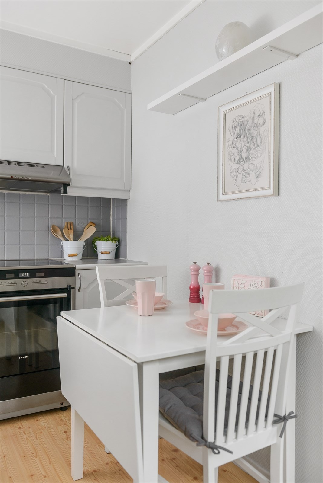 Kjøkkenet har også mulighet for mindre frokostgruppe. Galleribilde