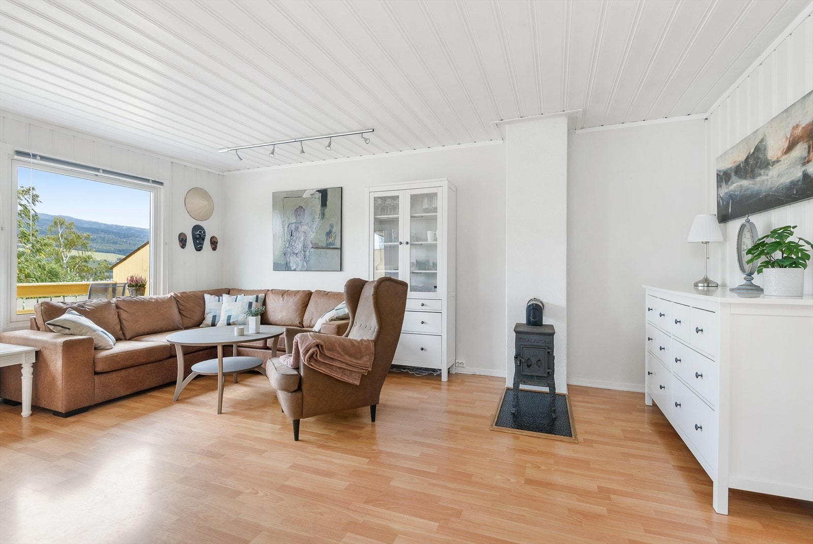 I stuen er det montert vedovn for de kaldere dagene. Galleribilde