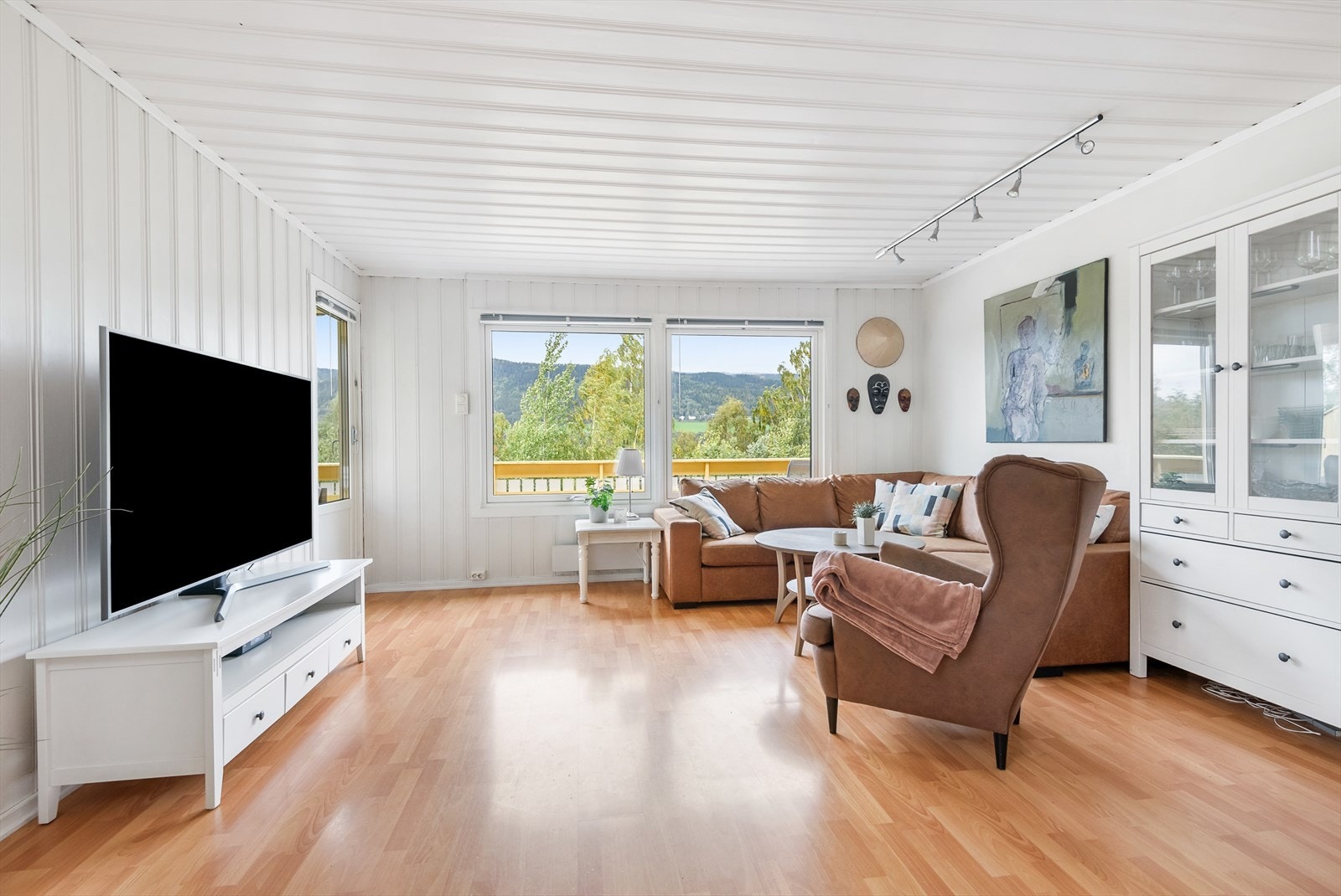 Fra stuen er det adkomst ut til vestvendt veranda med gode solforhold. Galleribilde