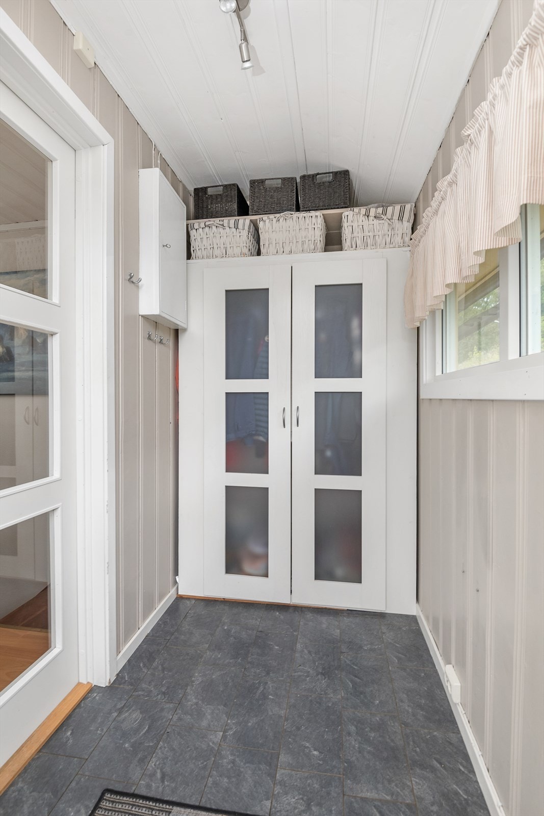 Entréen har garderobeløsning og kroker for oppheng av yttertøy. Galleribilde
