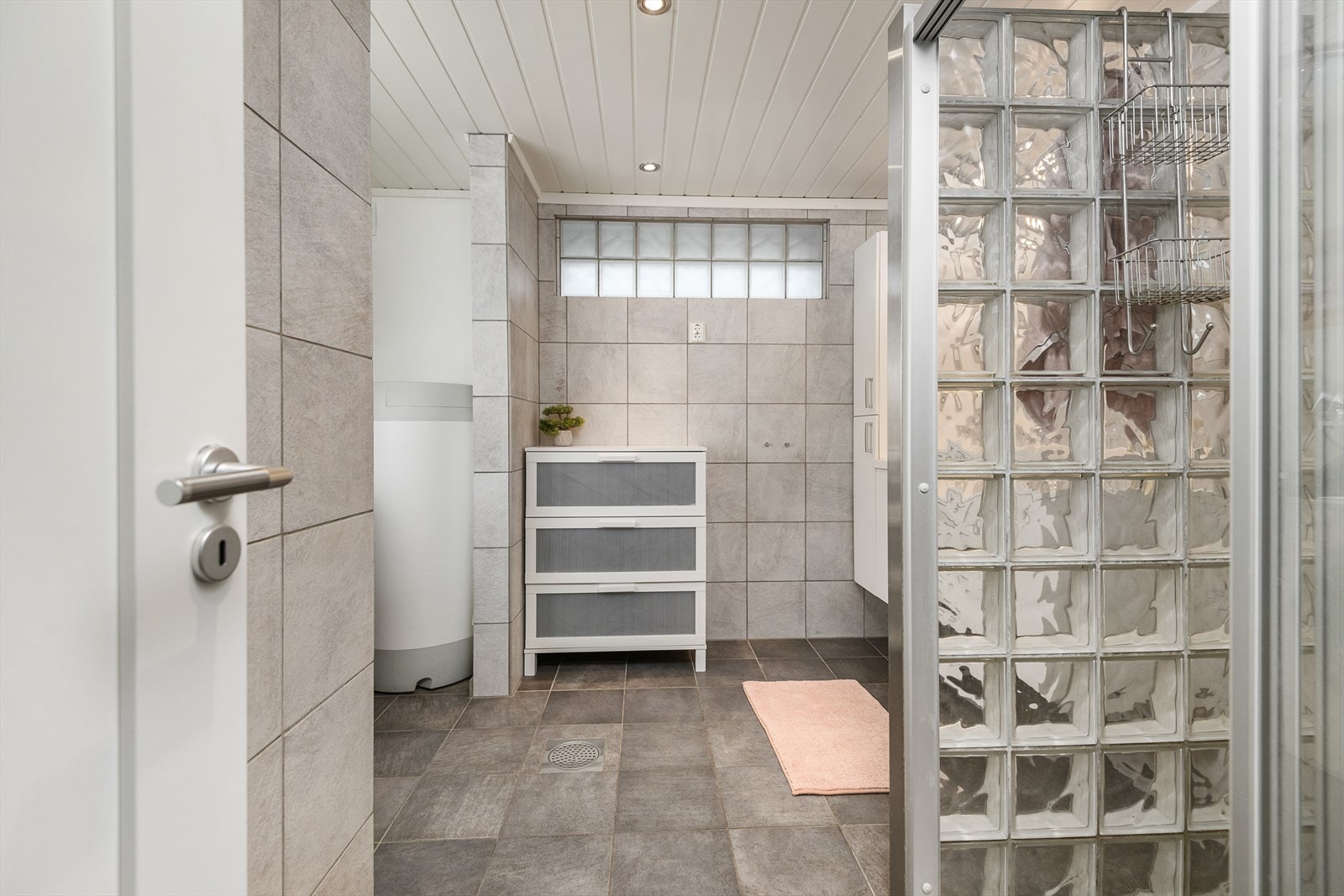 Romslig bad med praktiske løsninger. Galleribilde