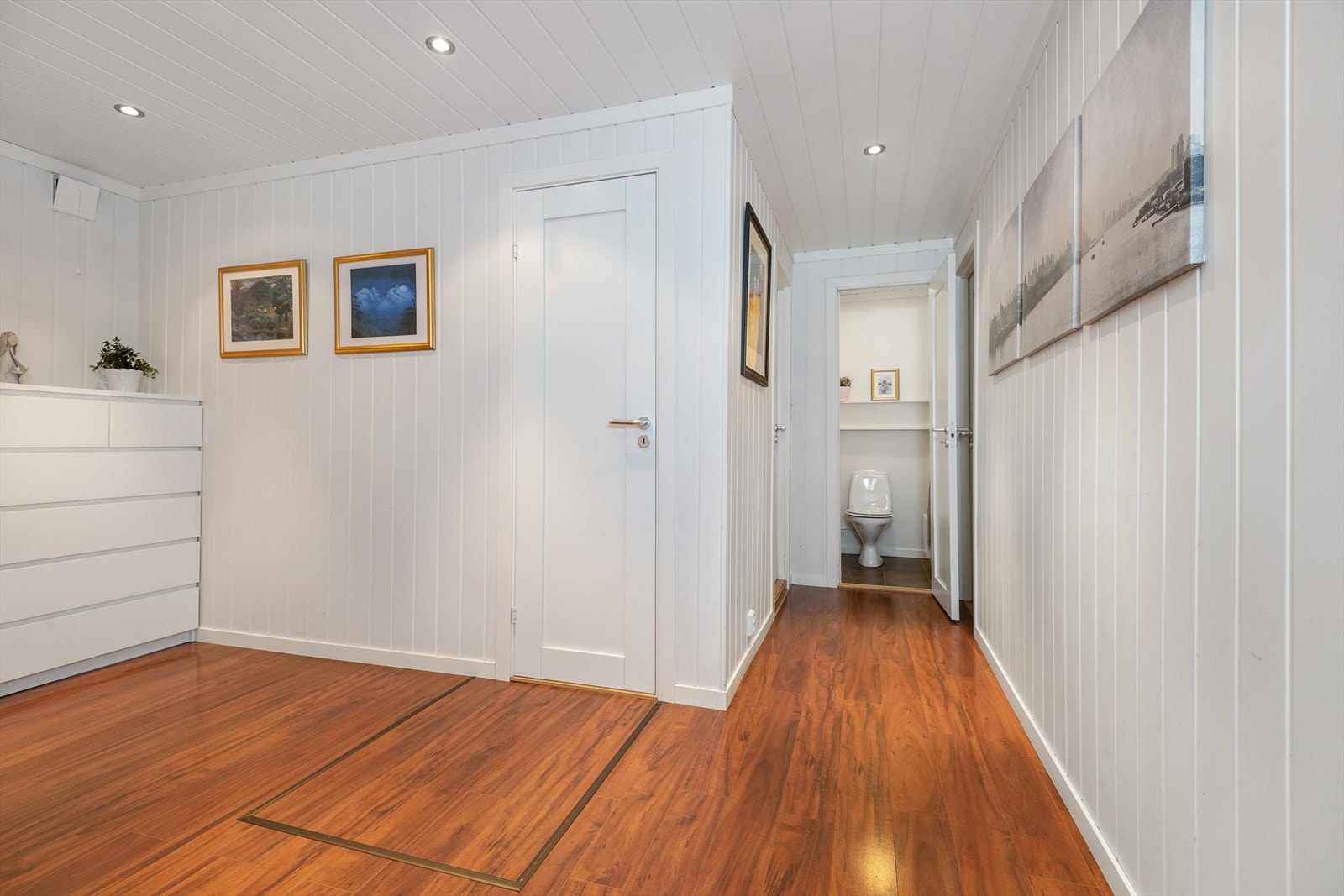 Her er det adkomst til alle øvrige rom i underetasjen. Galleribilde