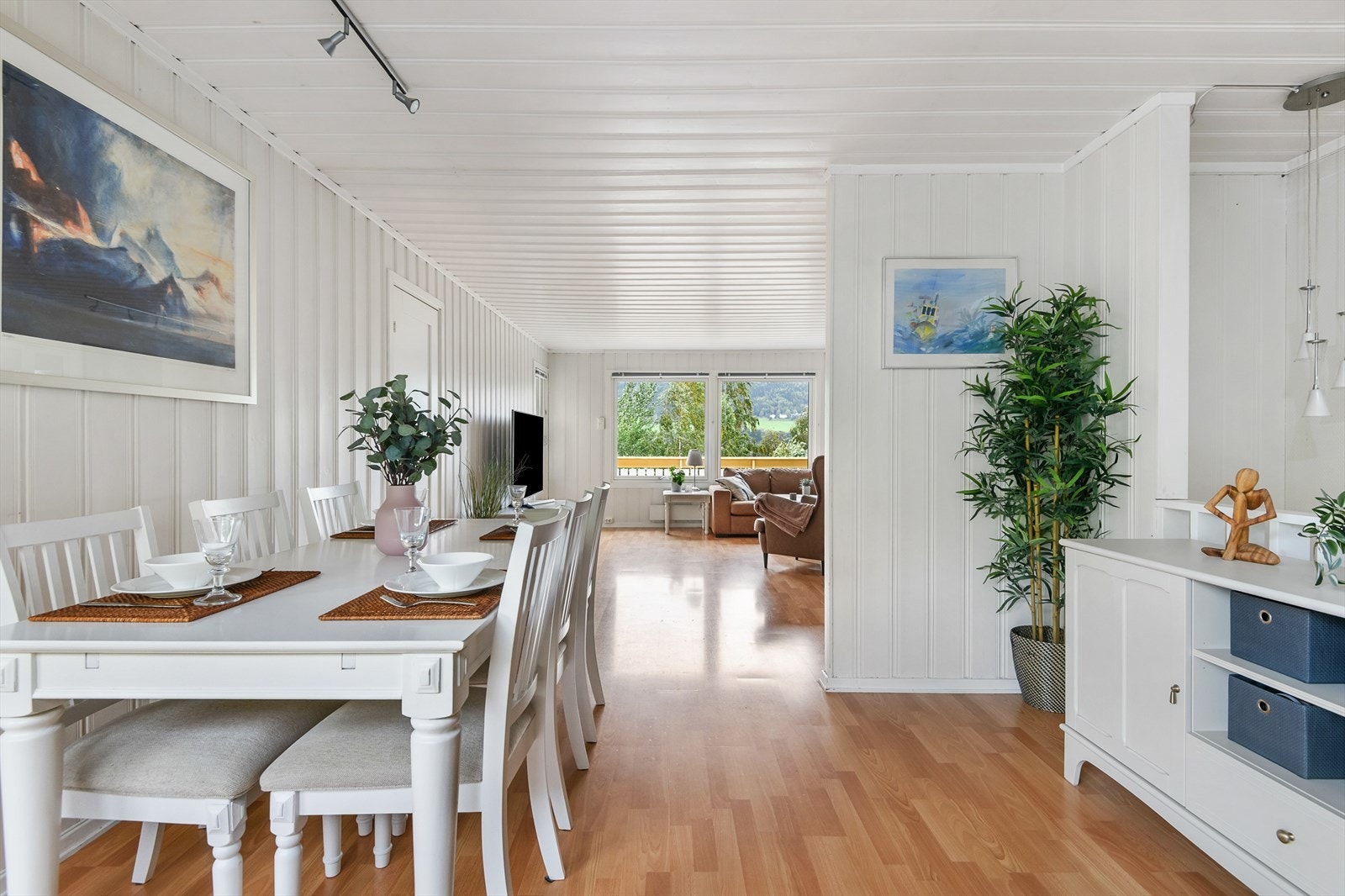 Muligheter for romslig sofagruppe og spisemøblement. Galleribilde