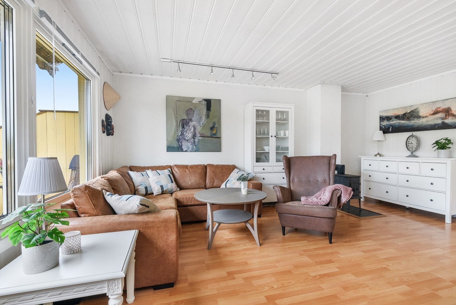 Store vindusflater som slipper godt med lys inn. Galleribilde