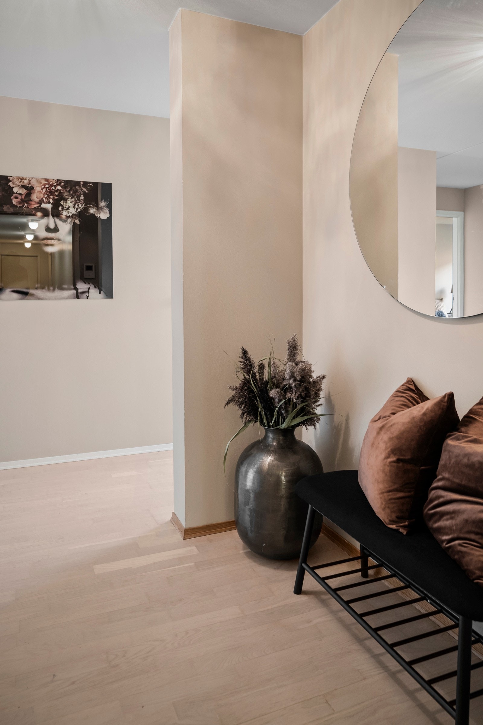 Romslig og innbydende entré. Galleribilde