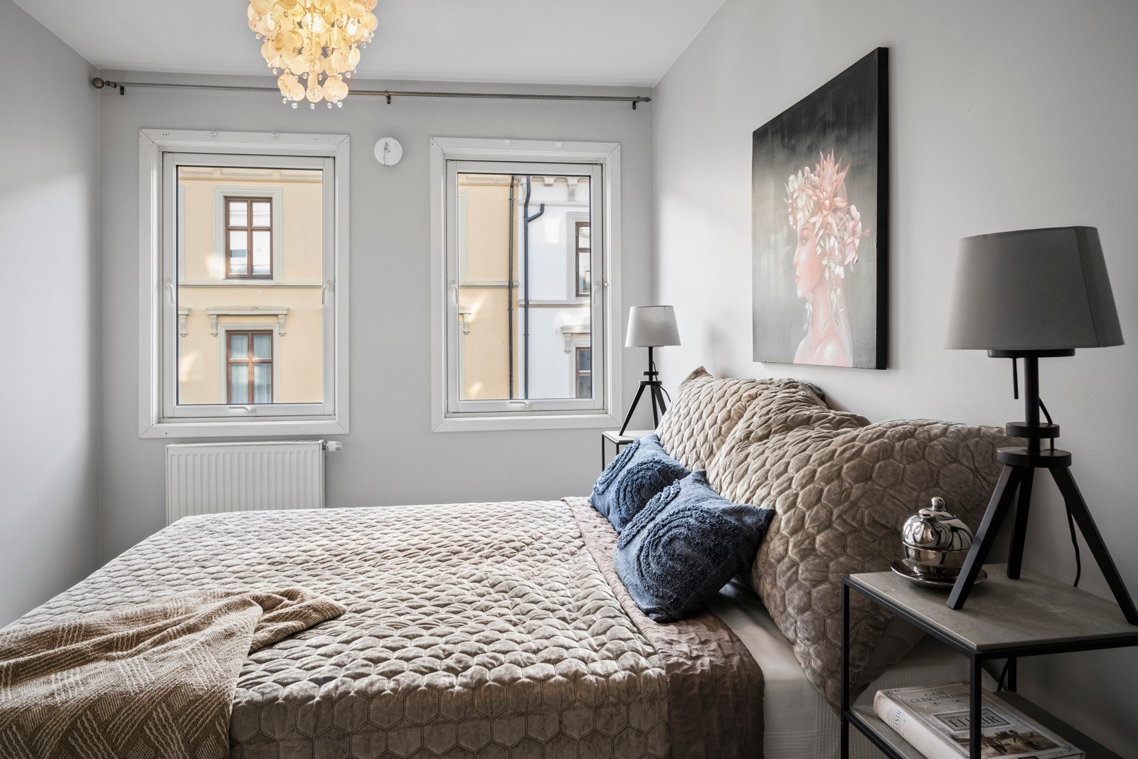 Store vindusflater og mye naturlig lys. Galleribilde