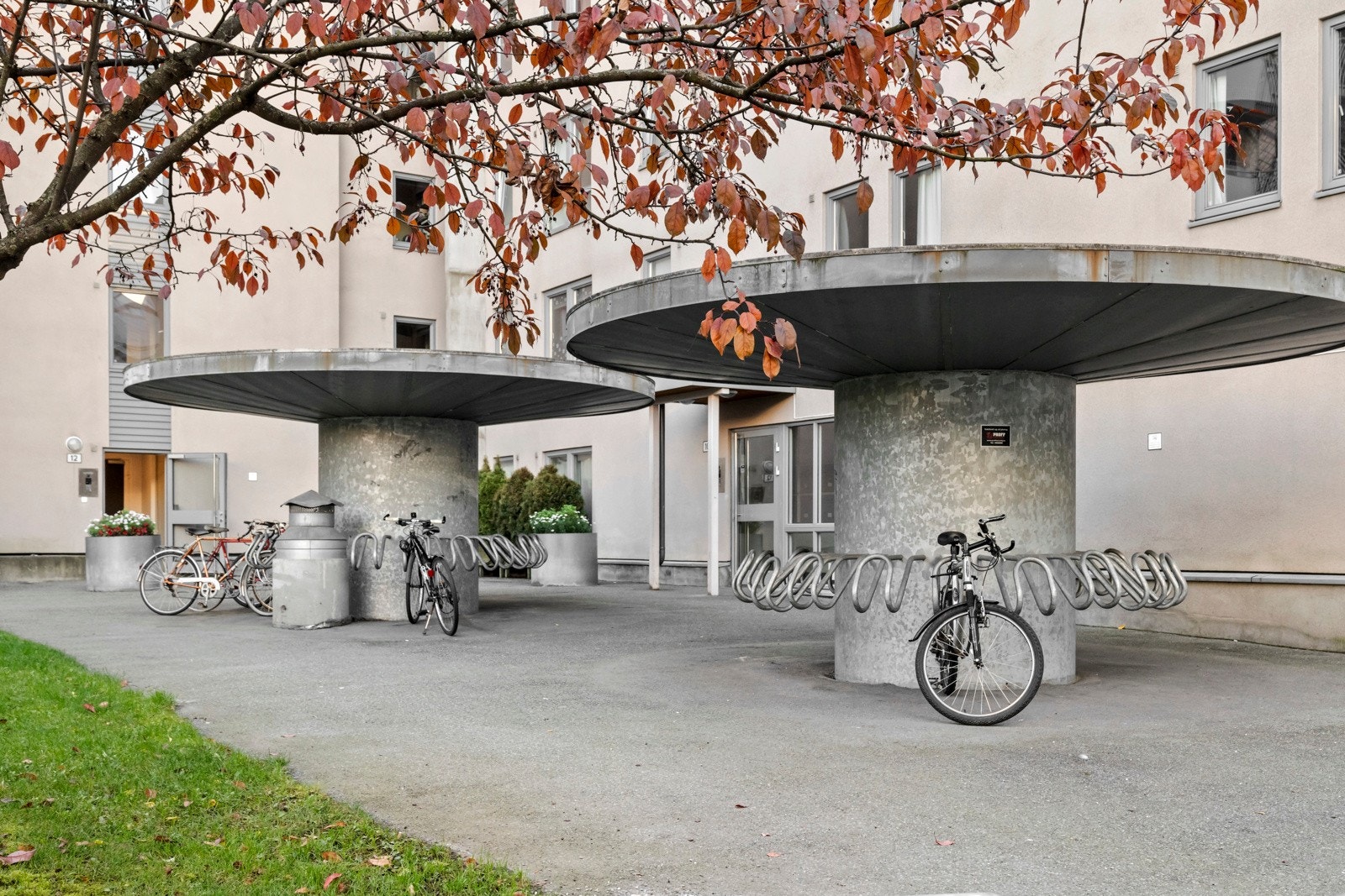Praktisk sykkelparkering i sameiets bakgård. Galleribilde