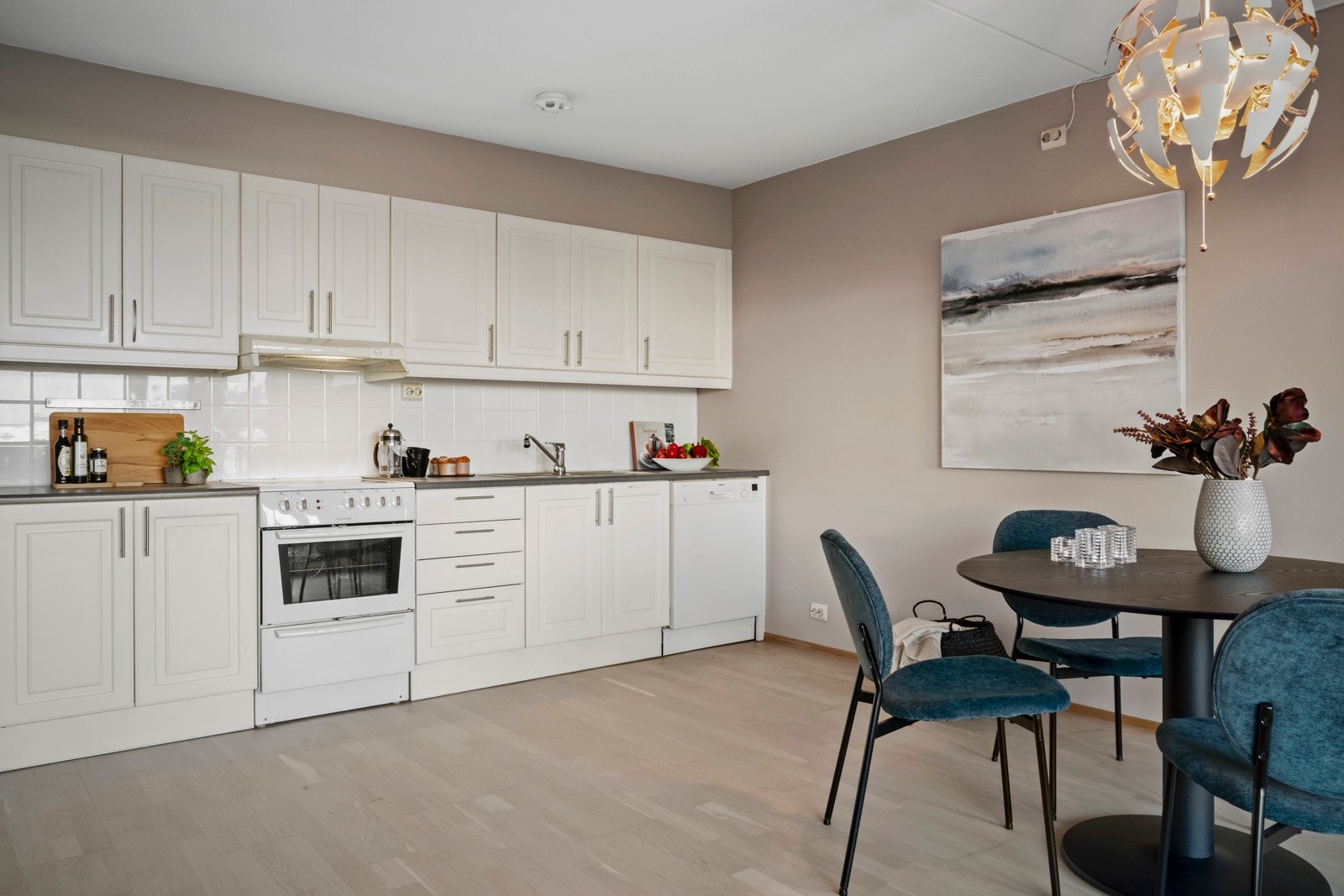 Kjøkkeninnredning fra byggeåret med profilerte fronter og laminat benkeplate. Galleribilde