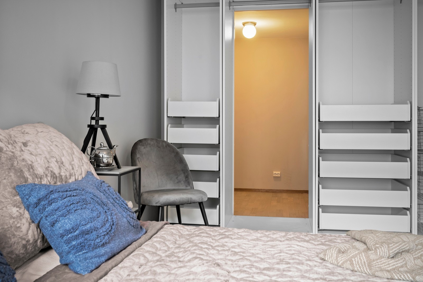 Hovedsoverom med plass til dobbeltseng og nattbord. Eget omkledningsrom. Galleribilde