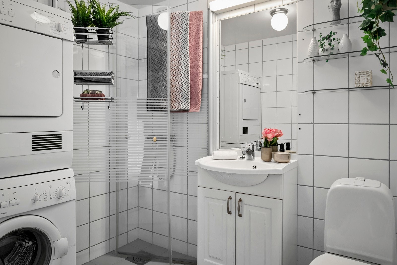Badet er en prefabrikkert baderomskabin fra byggeåret. Galleribilde