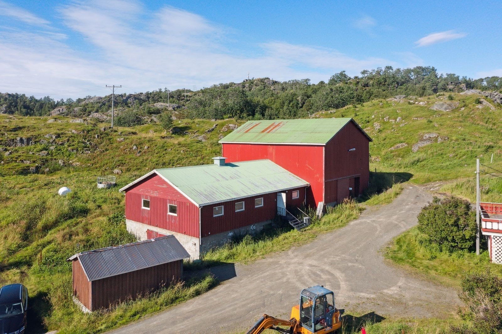 - På eiendommen står det også oppført fjøs... Galleribilde