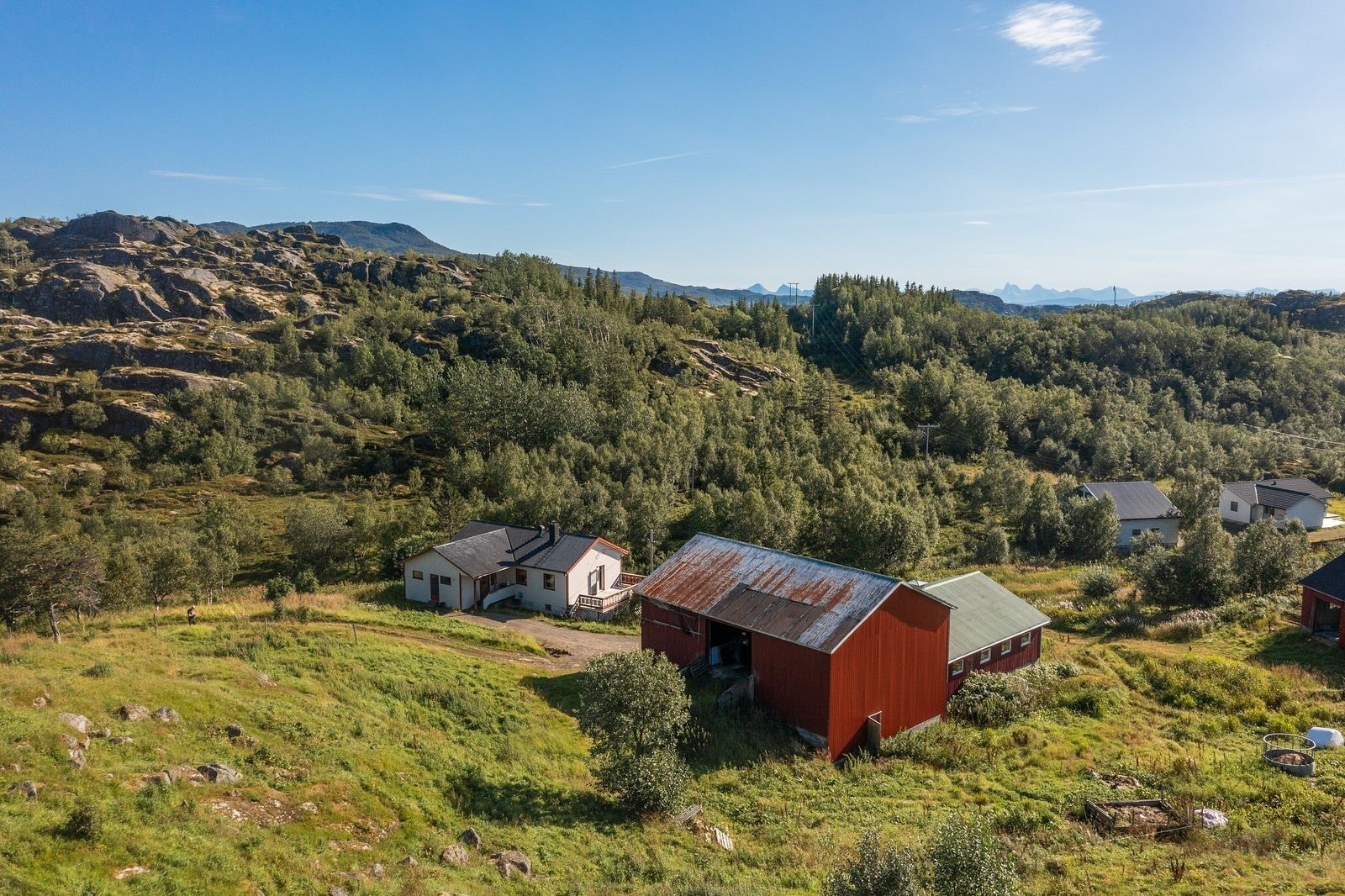 - Eiendommen ligger ca. 55 km unna Lødingen, og ca. 10 km til Vågehamn med bla. restaurant, butikk, barnehage og skole. Galleribilde
