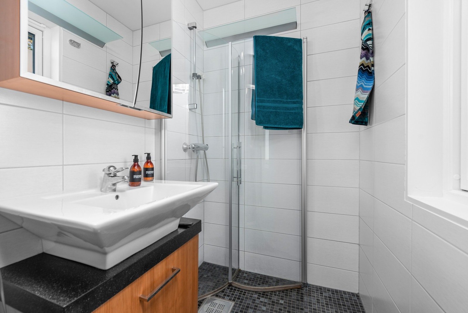 Badet i hovedetasje er ca 2m2 med dusjhjørne med innfellbare dører, og baderomsinnredning. Galleribilde