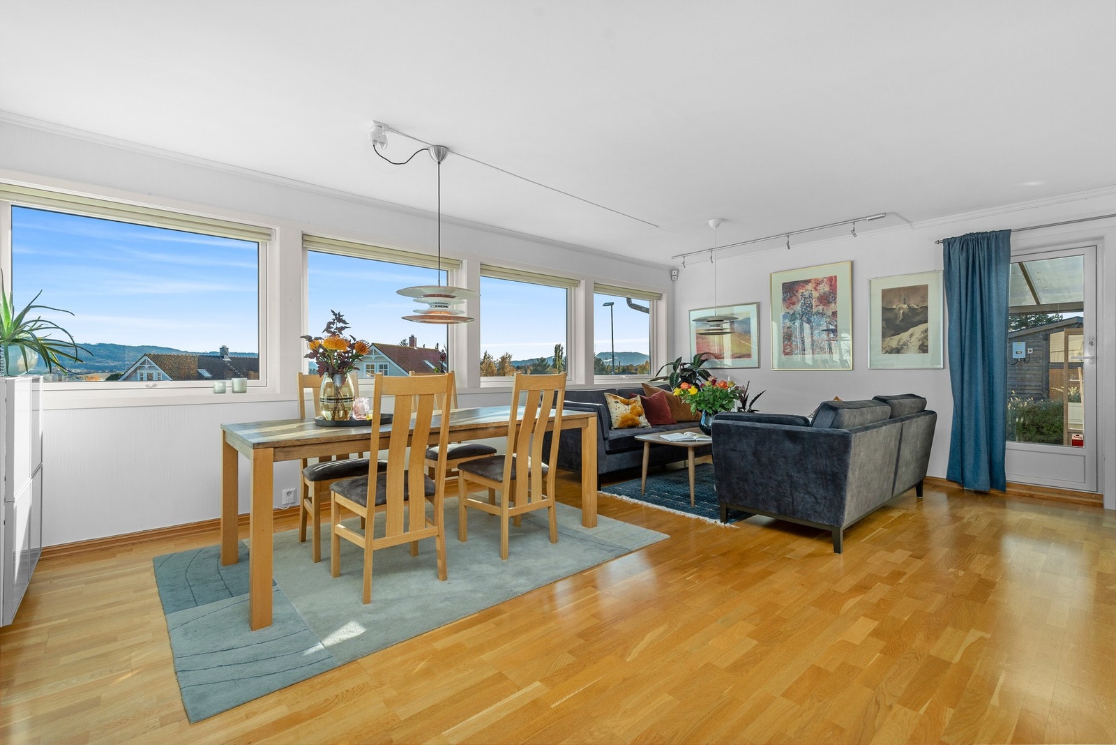 God plass til flere soner med sittegrupper på den 39m2 store stua. Galleribilde