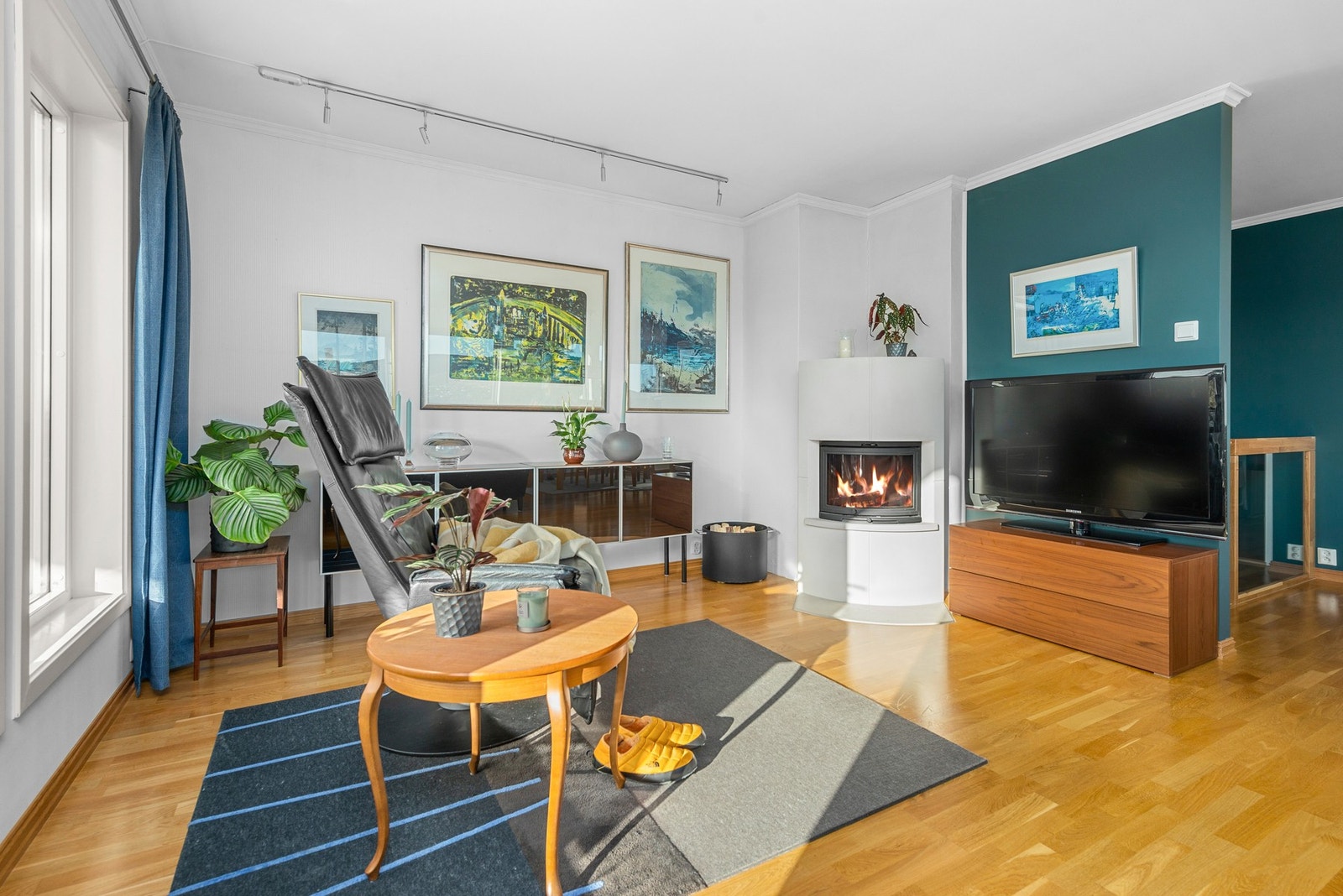 I 2021 ble det satt inn ny, flott trapp i stua, legg merke til glassfelt øverst mot stua for å bevare det flotte dagslyset som slippes inn. Galleribilde