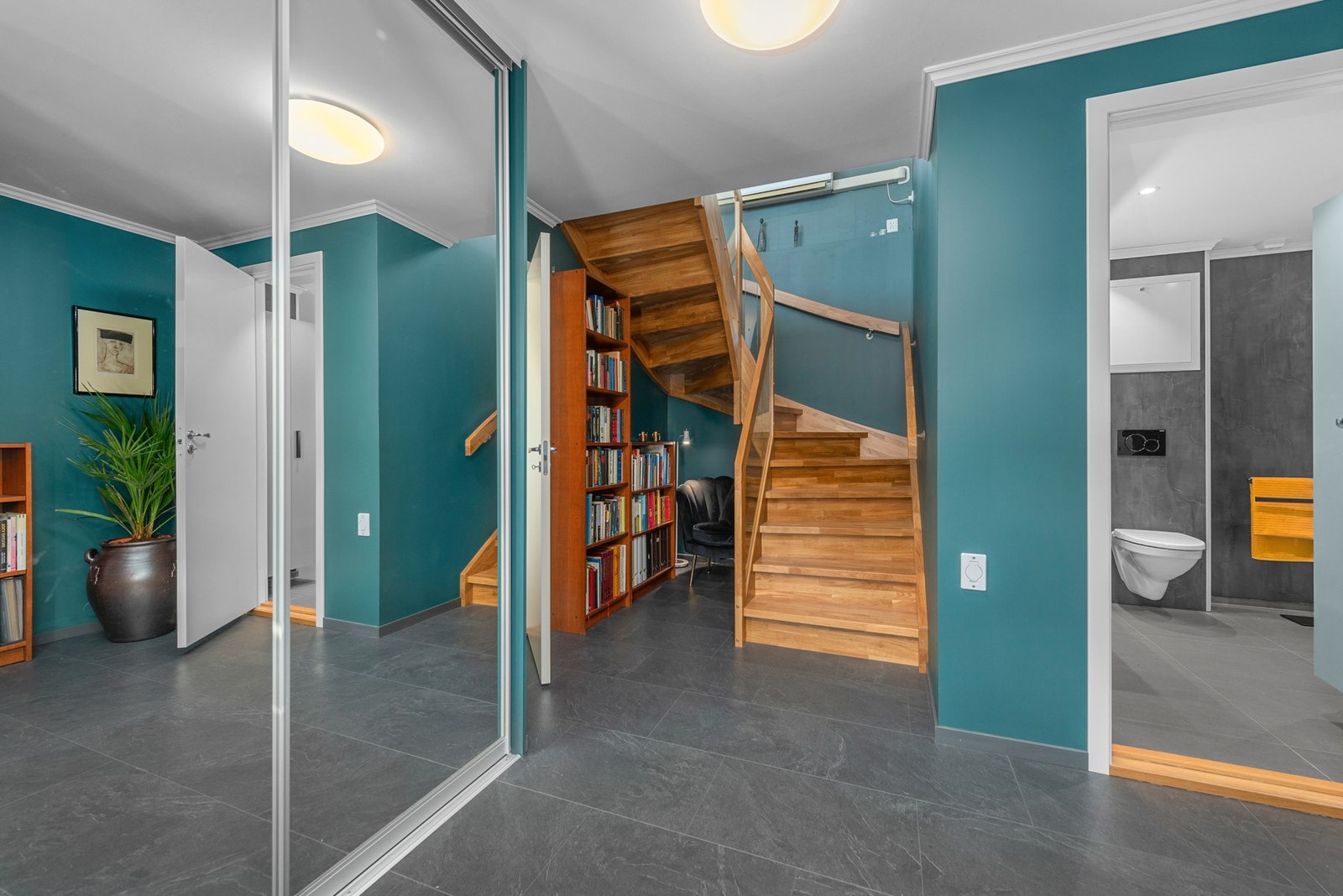 Hall/gang er på ca 15 m2 med svært god garderobeplass. I tillegg til varmepumpe plassert i trappeløpet, så er det varme i gulv på alle oppholdsrom i sokkelen. Galleribilde