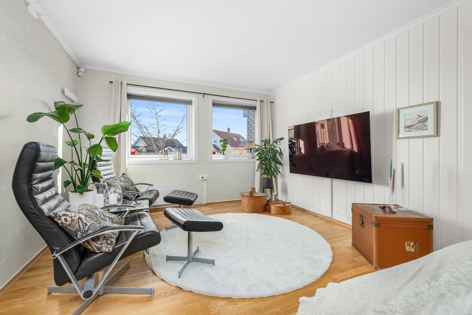 I kjellerstua/soverommet er det også god plass til sittegruppe Galleribilde