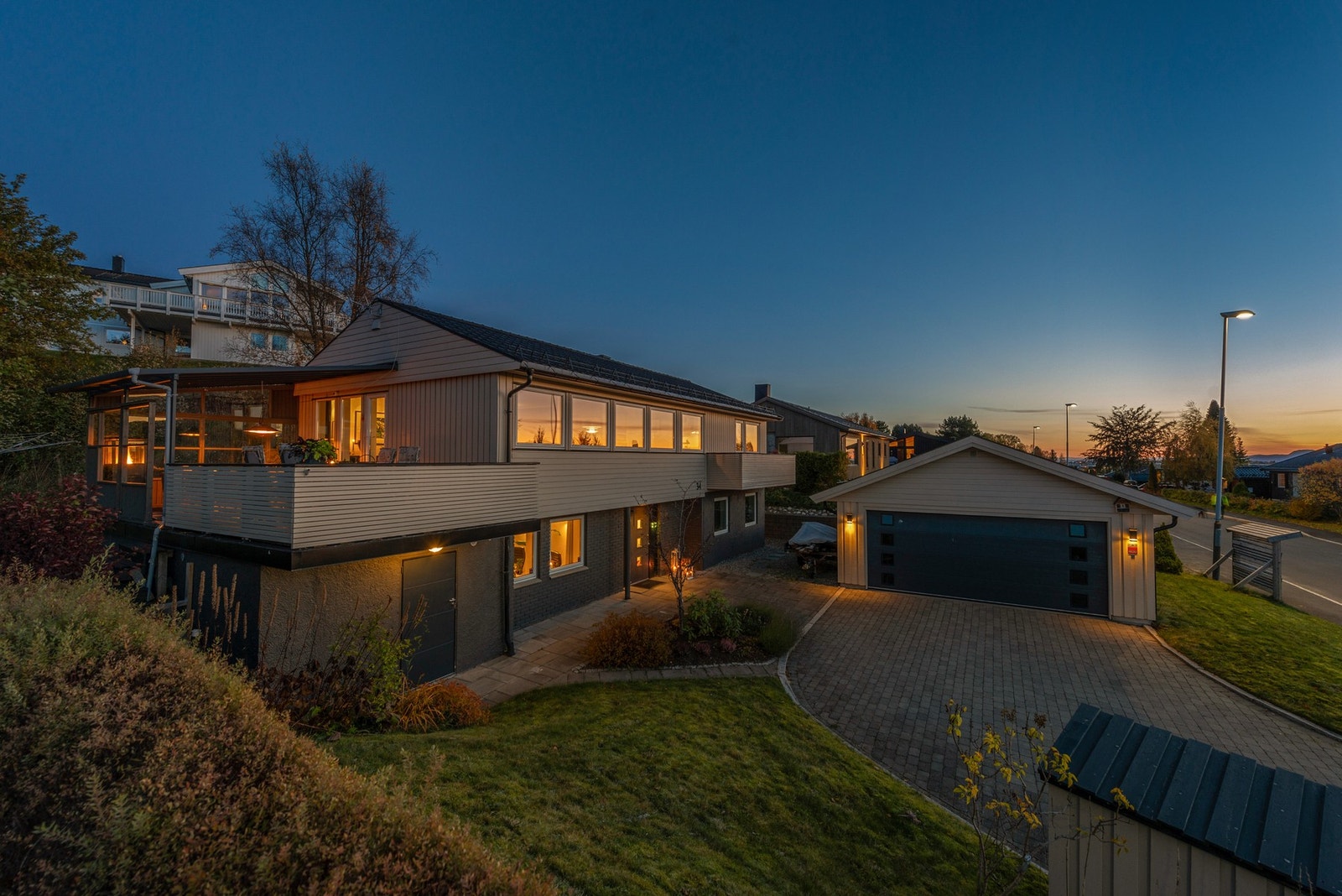 Velkommen til Johnny Peviks vei 34 - En tiltalende enebolig med utleiedel (totalt 179m2 BRA) - stor og pent opparbeidet tomt på 1.092m2. Galleribilde