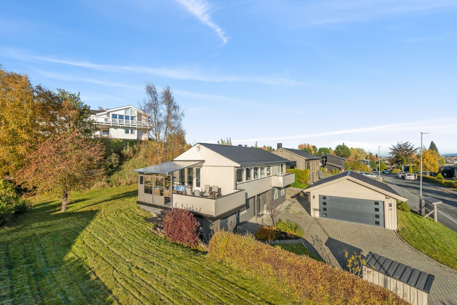 Boligen ligger svært godt til i Johnny Peviks vei med trygg skolevei til Byåsen skole, kort vei også til turstier, skiløype, butikk og trikk. Galleribilde