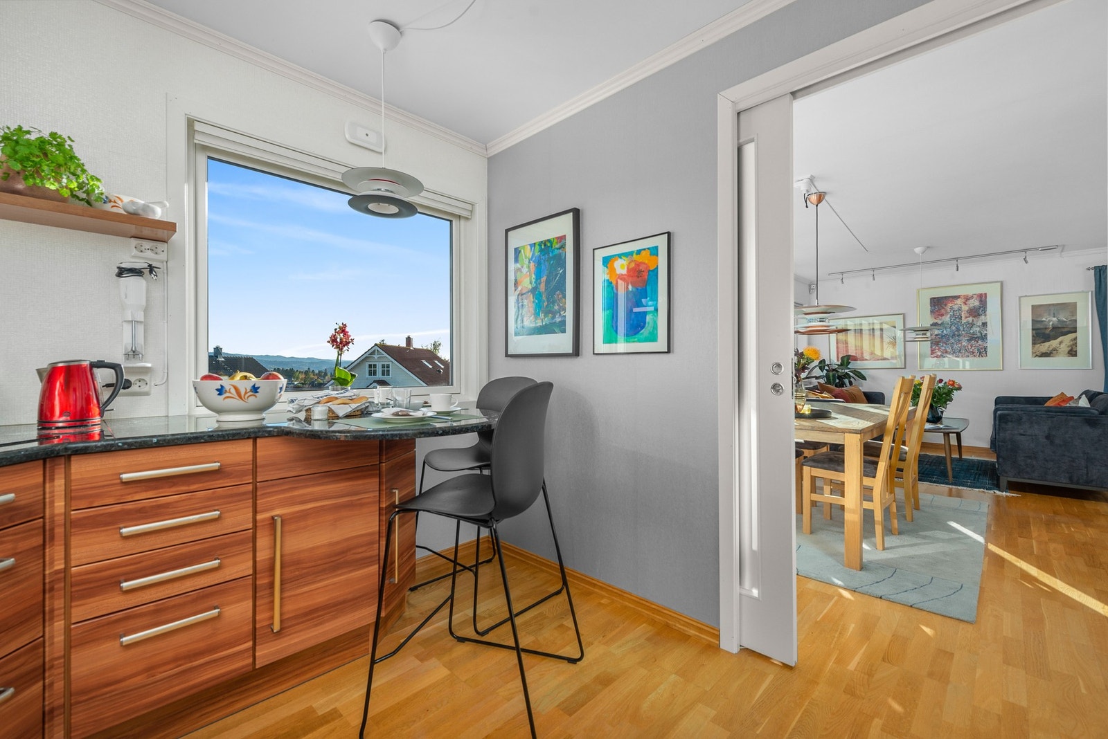 Fra spiseplassen på kjøkkenet kan den flotte utsikten nytes. Skyvedør mot stua med frostet glass, slik at man kan stenge av mot kjøkkenet. Galleribilde