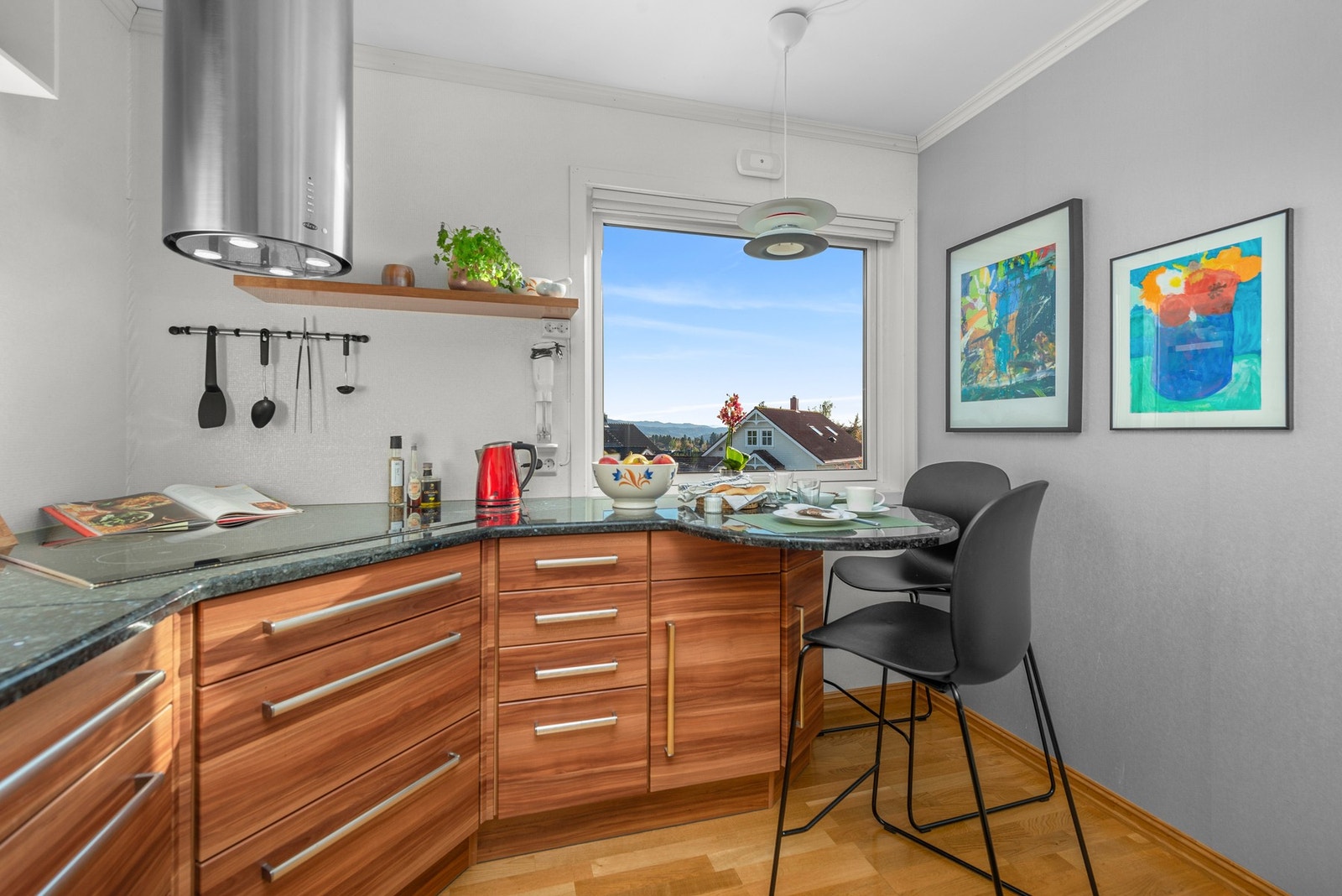 Praktisk benkeplate i stein med barløsning på enden for ekstra spiseplass - kjøkkenet er vurdert til TG1 av takstmann. Galleribilde