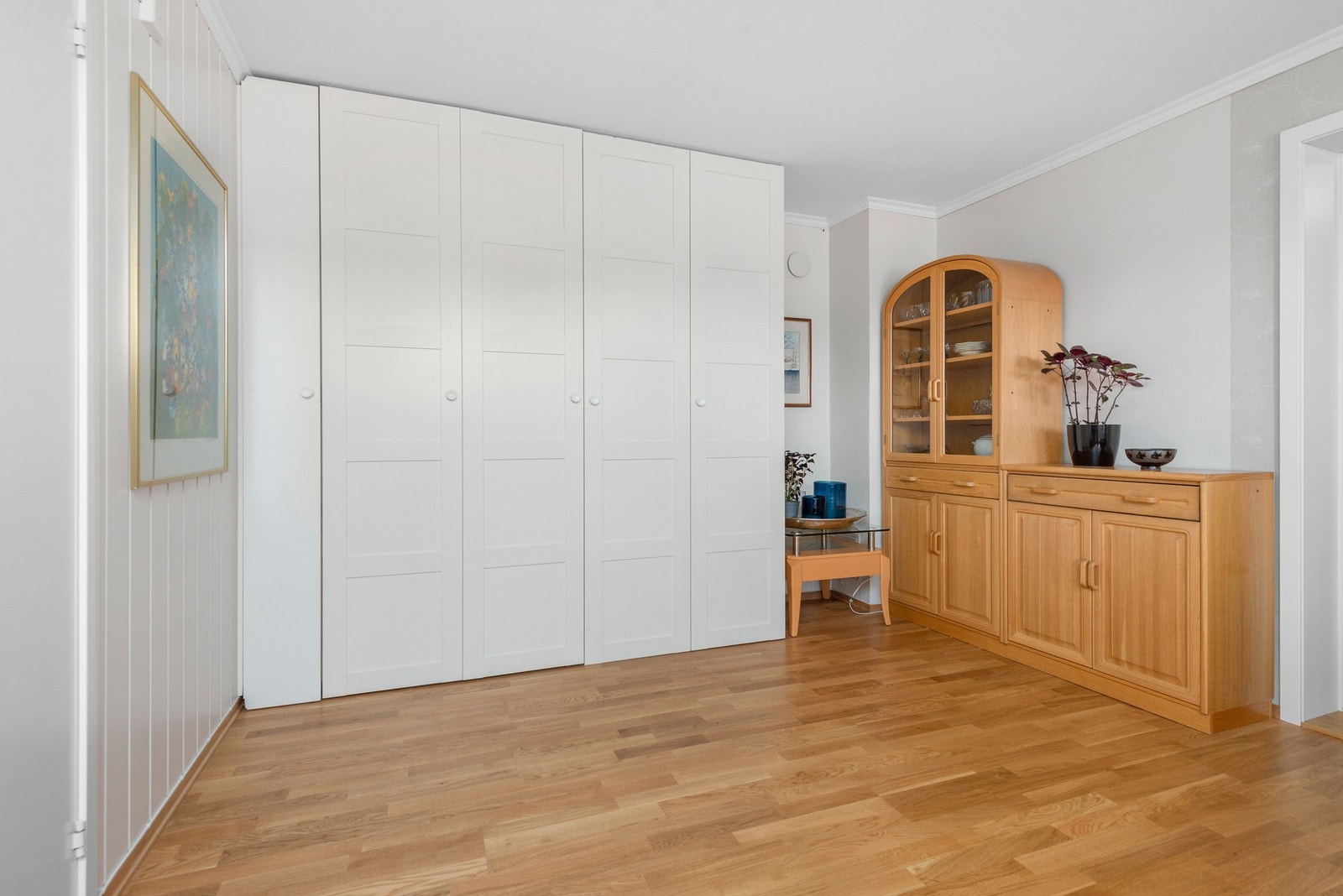 Og slik ser rommet ut med sengen slått sammen inn i garderobeskapet. Galleribilde