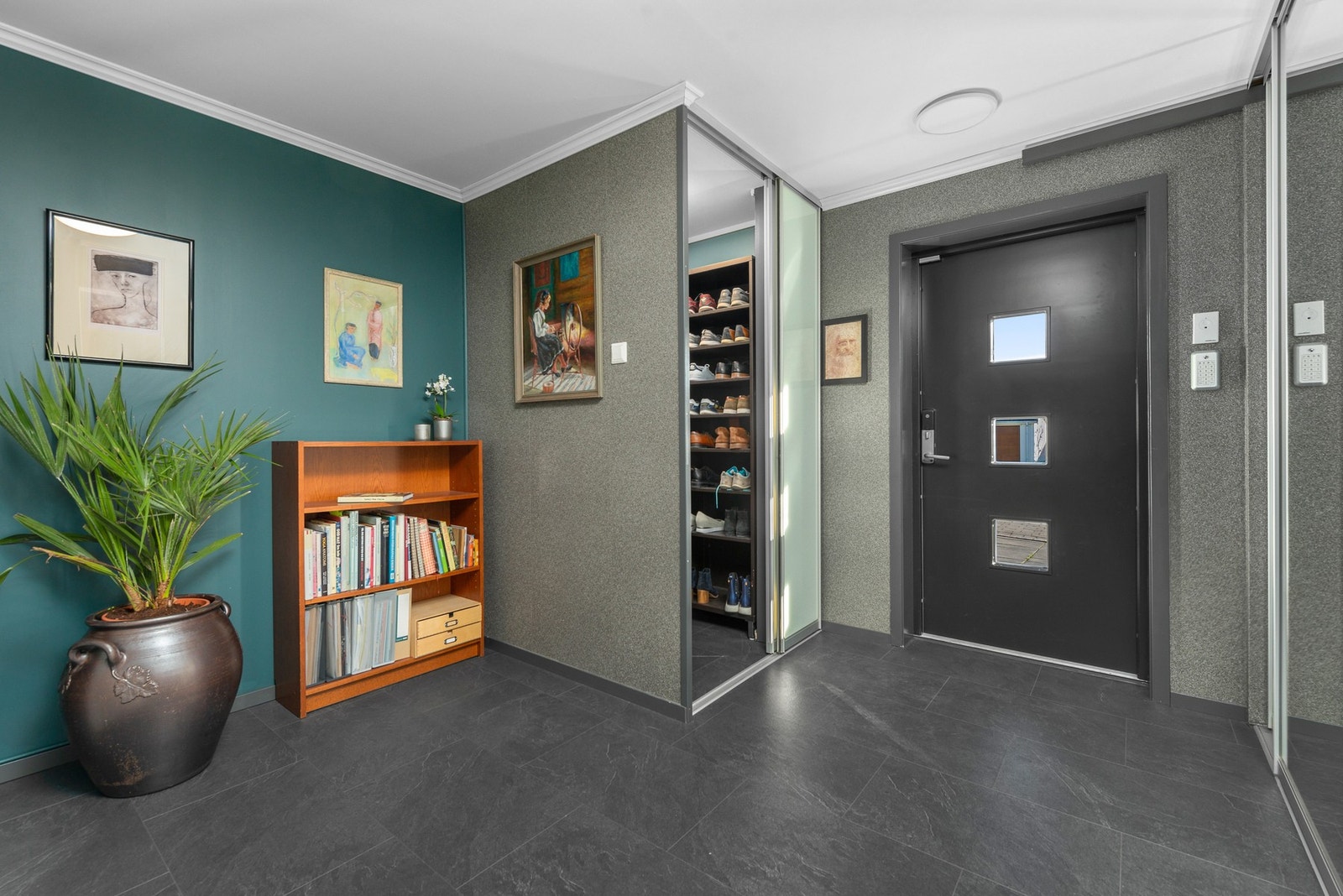 Hall/entre i sokkel på hoveddelen - meget pent og praktisk oppgradert Galleribilde